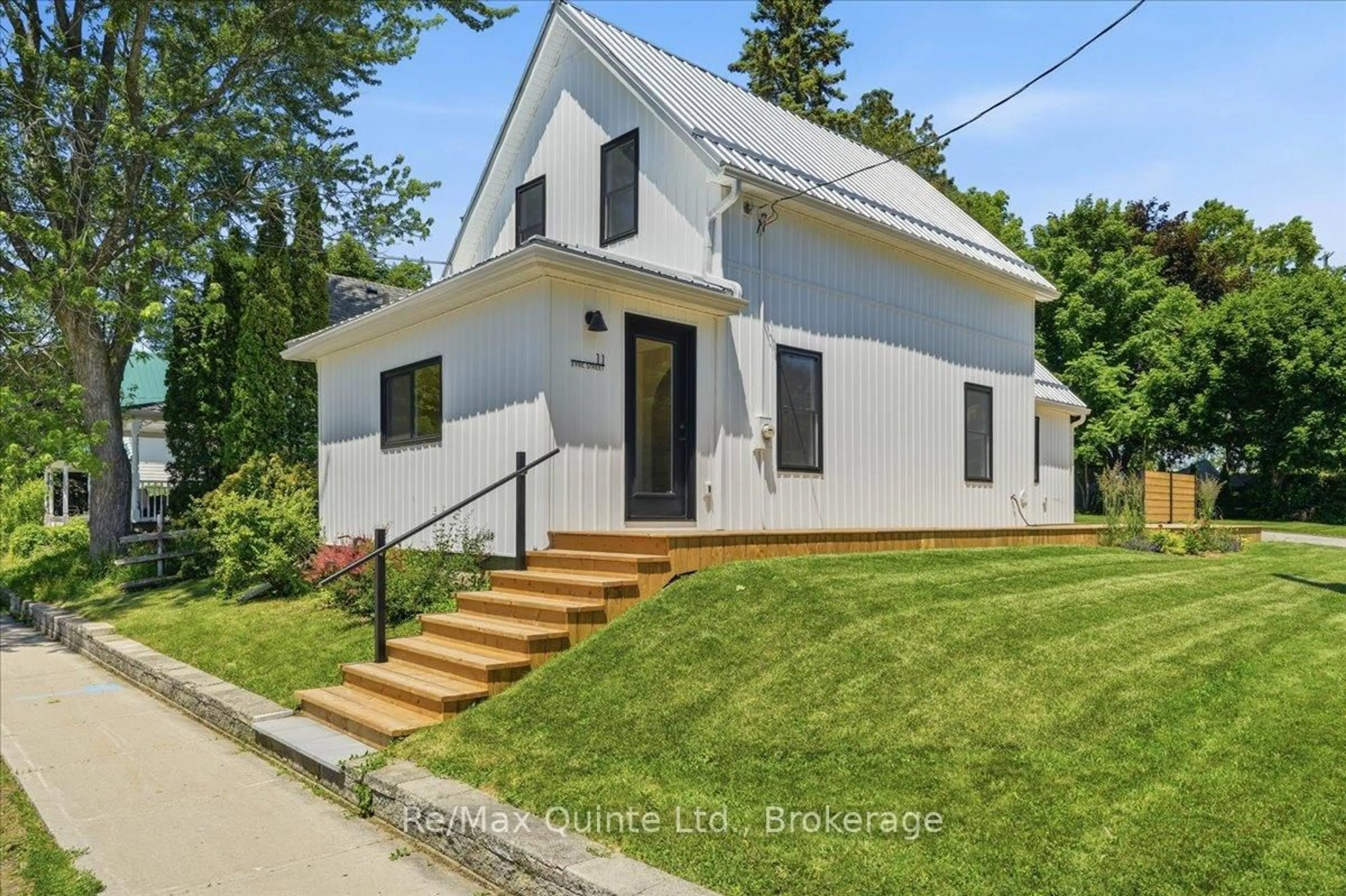 Unknown for 11 Eyre St, Prince Edward County Ontario K0K 2T0