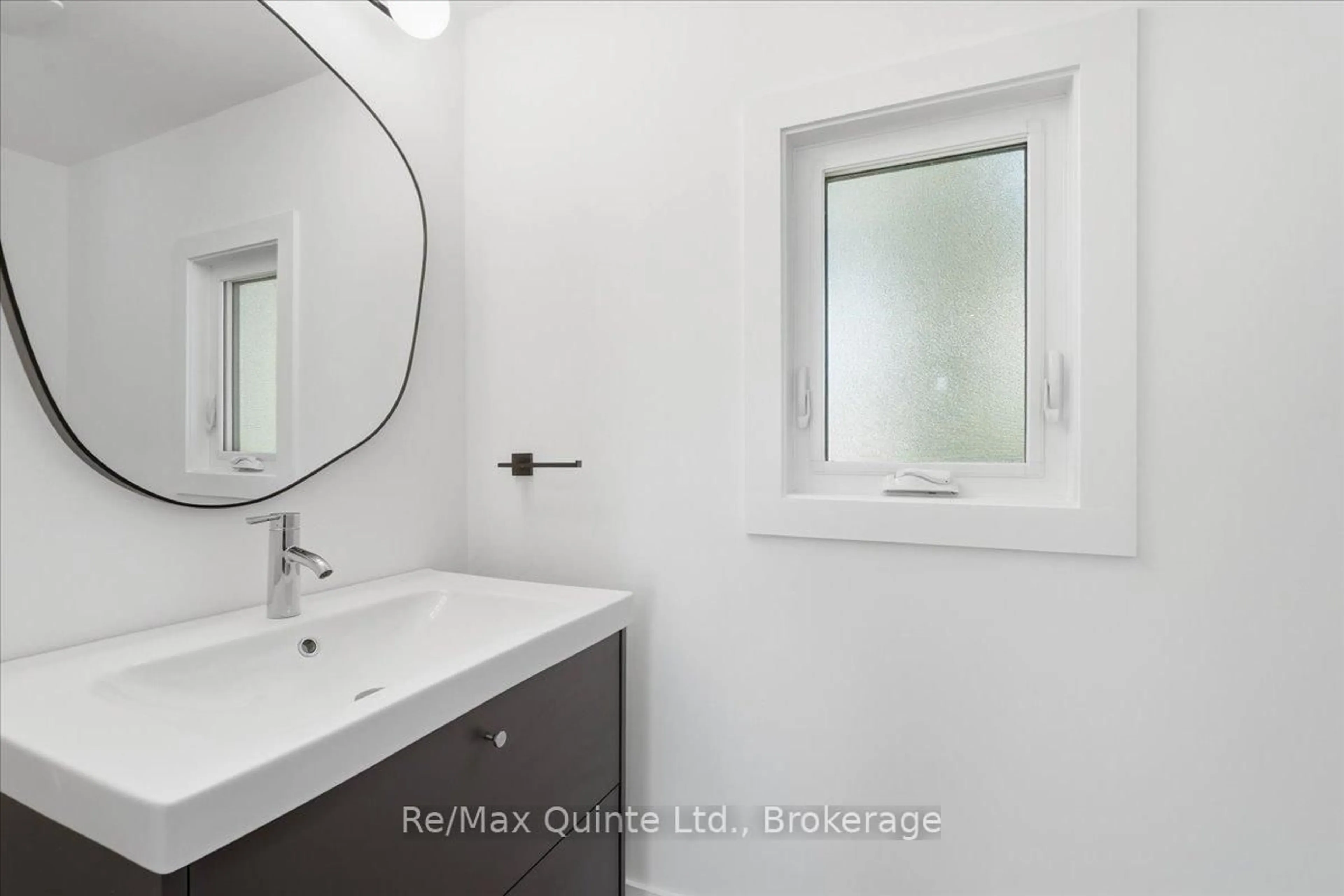 Standard bathroom, ceramic/tile floor for 11 Eyre St, Prince Edward County Ontario K0K 2T0