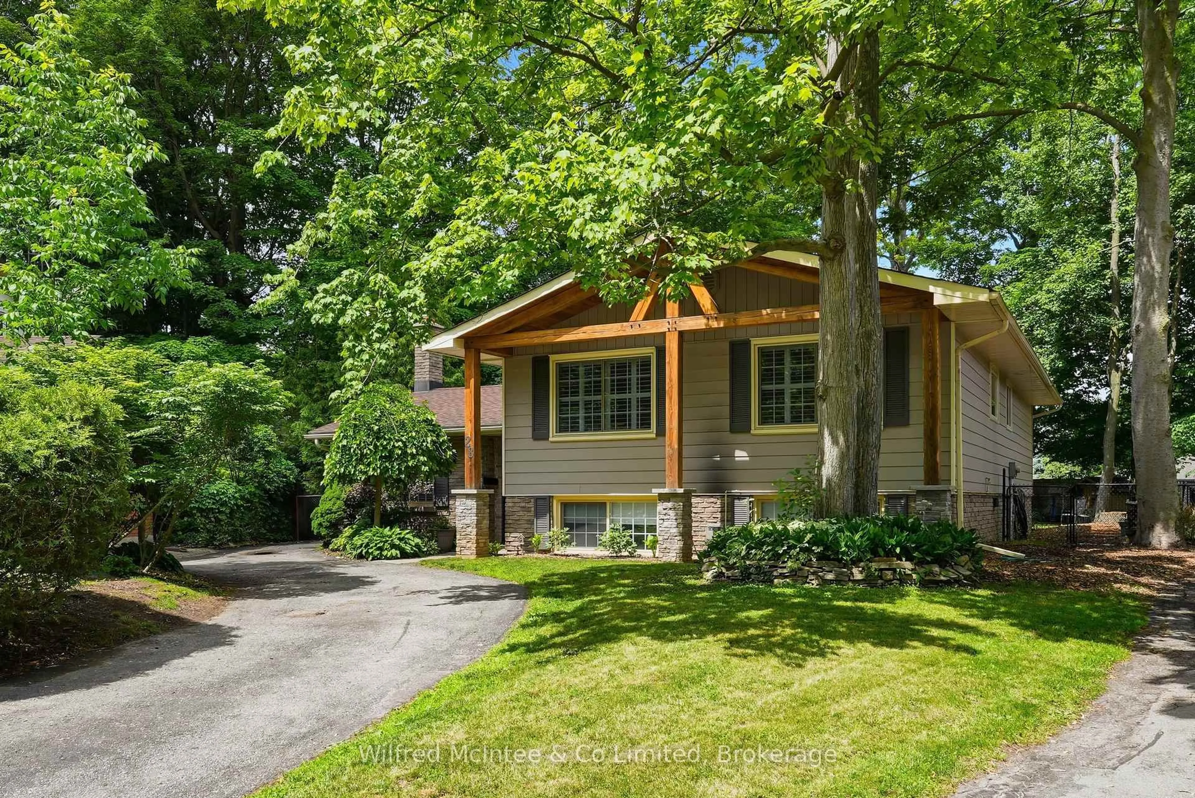 Home with vinyl exterior material, street for 28 Nuthatch Pl, Cambridge Ontario N3C 3A6