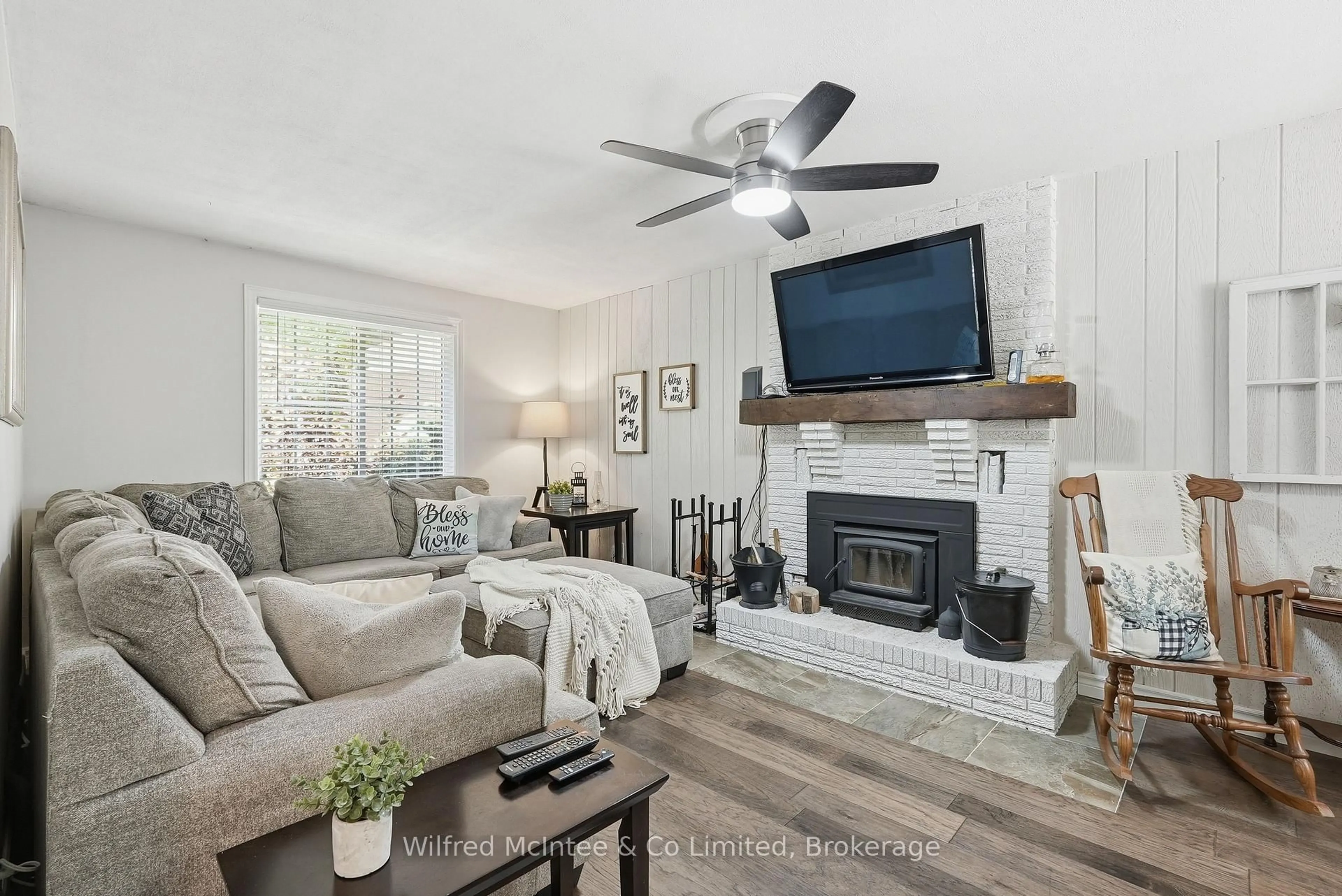 Living room with furniture, wood/laminate floor for 28 Nuthatch Pl, Cambridge Ontario N3C 3A6
