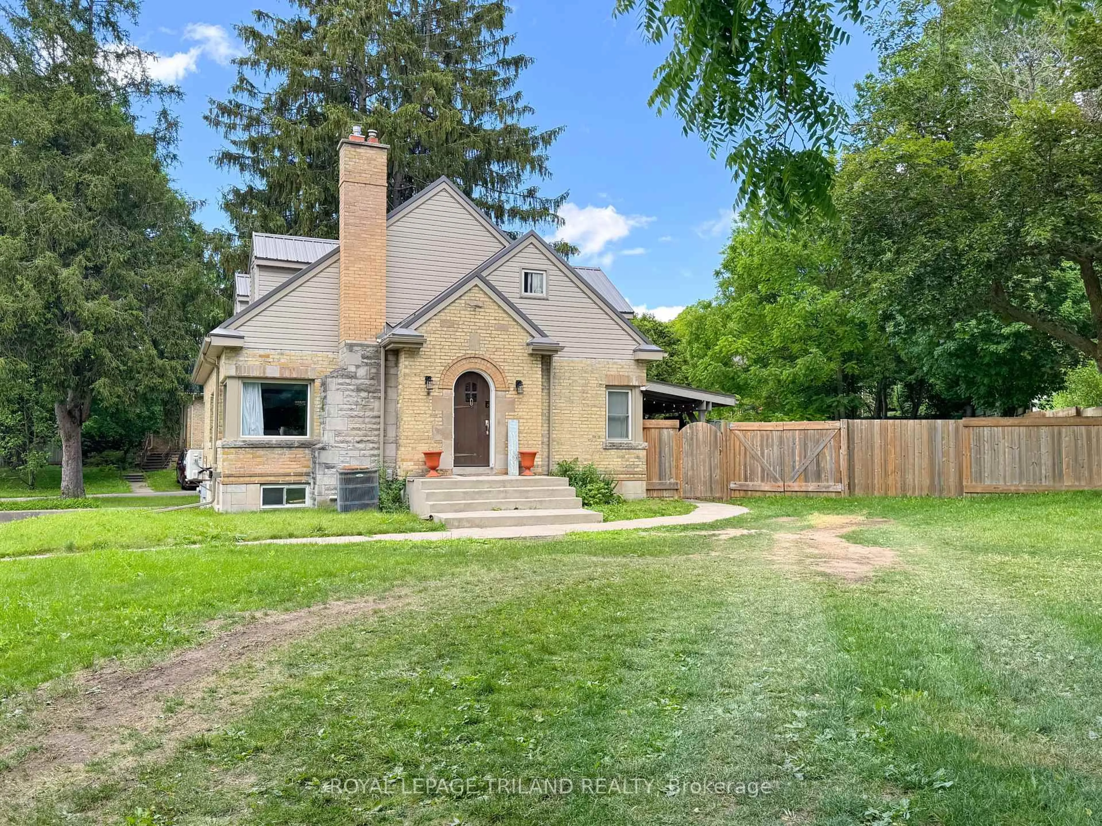A pic from outside/outdoor area/front of a property/back of a property/a pic from drone, street for 100 SUNSET Dr, St. Thomas Ontario N5R 3B6