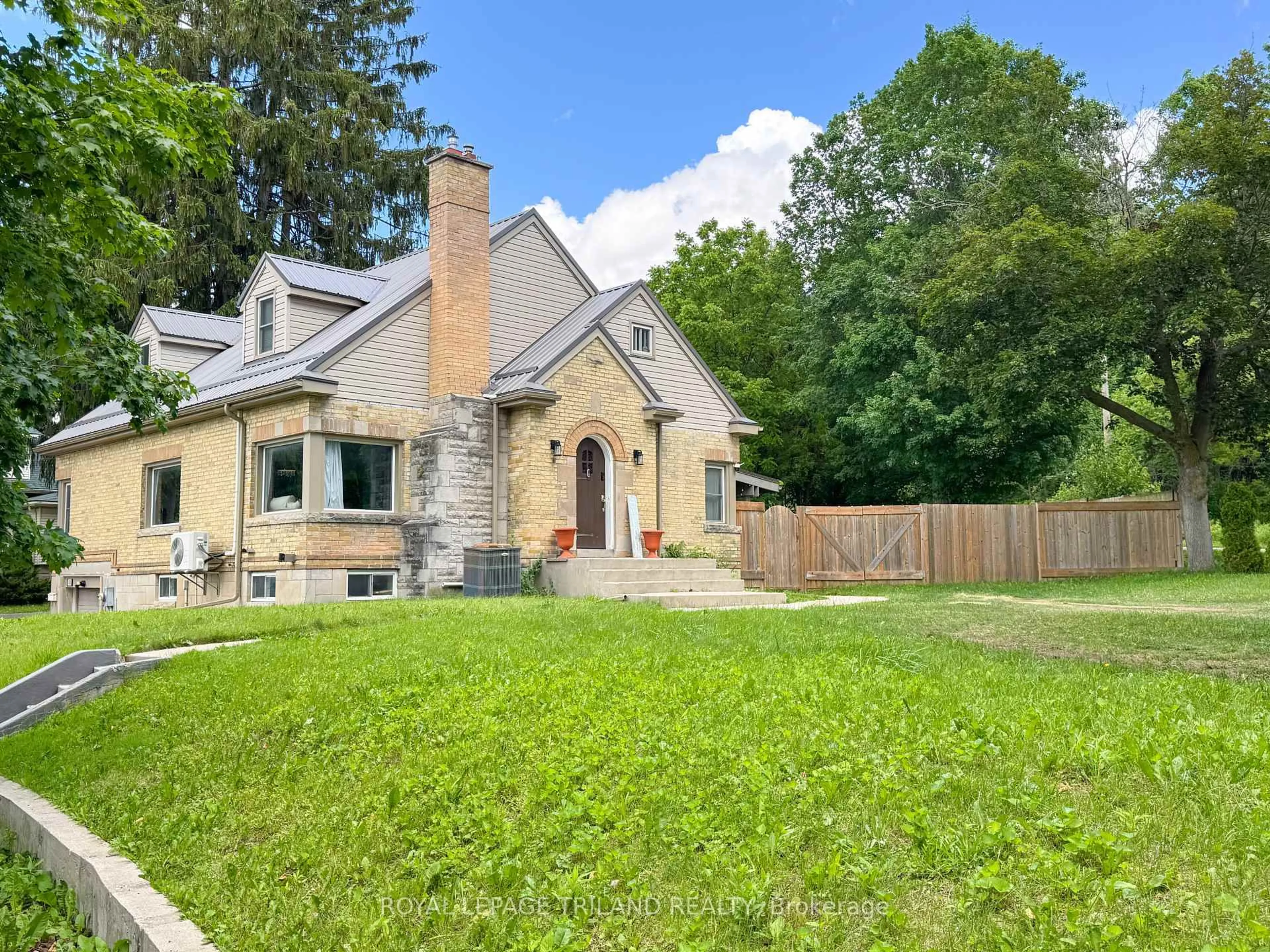 A pic from outside/outdoor area/front of a property/back of a property/a pic from drone, street for 100 SUNSET Dr, St. Thomas Ontario N5R 3B6