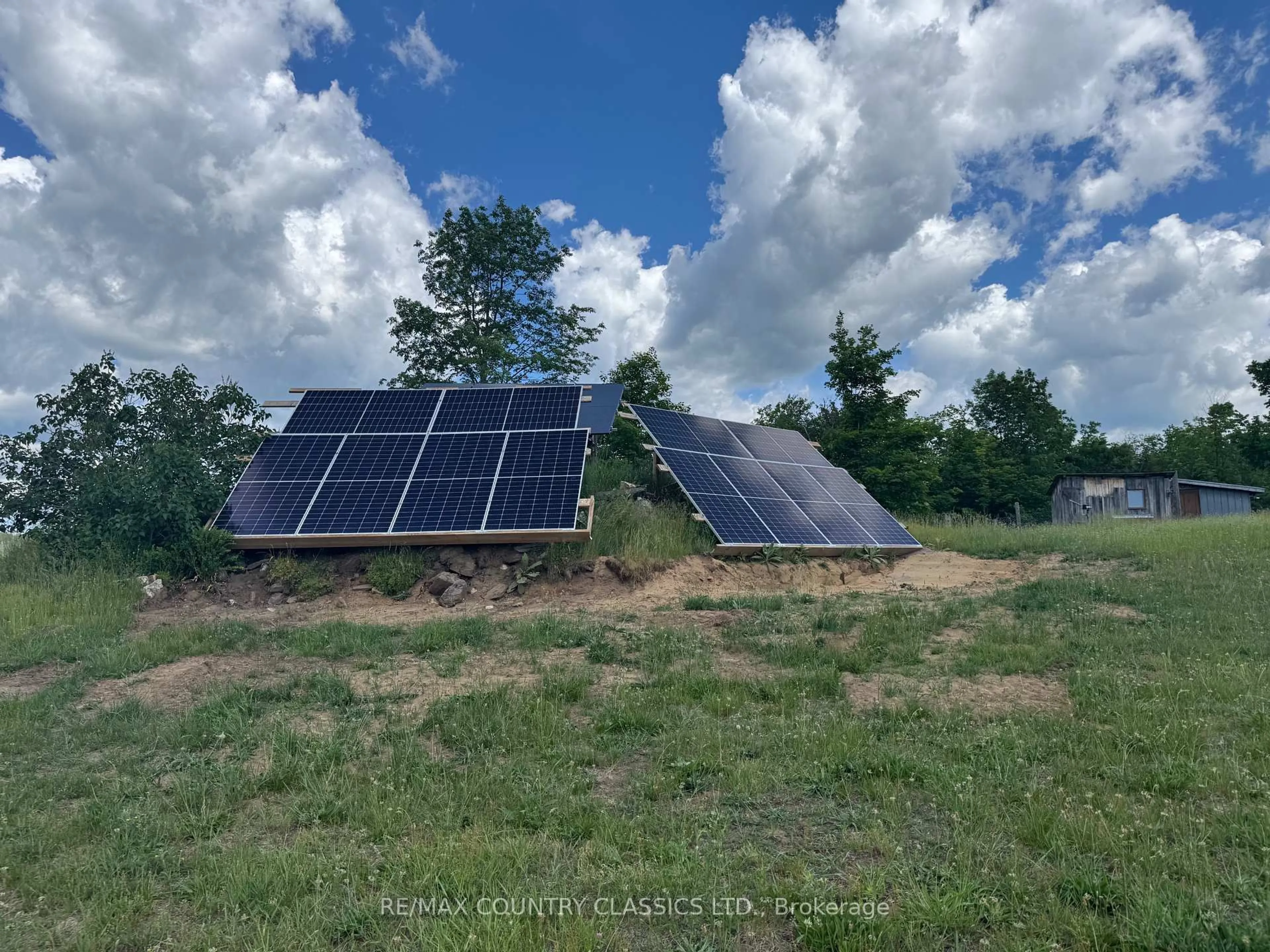 A pic from outside/outdoor area/front of a property/back of a property/a pic from drone, building for 18 Soikie Rd, Tweed Ontario K0K 3J0