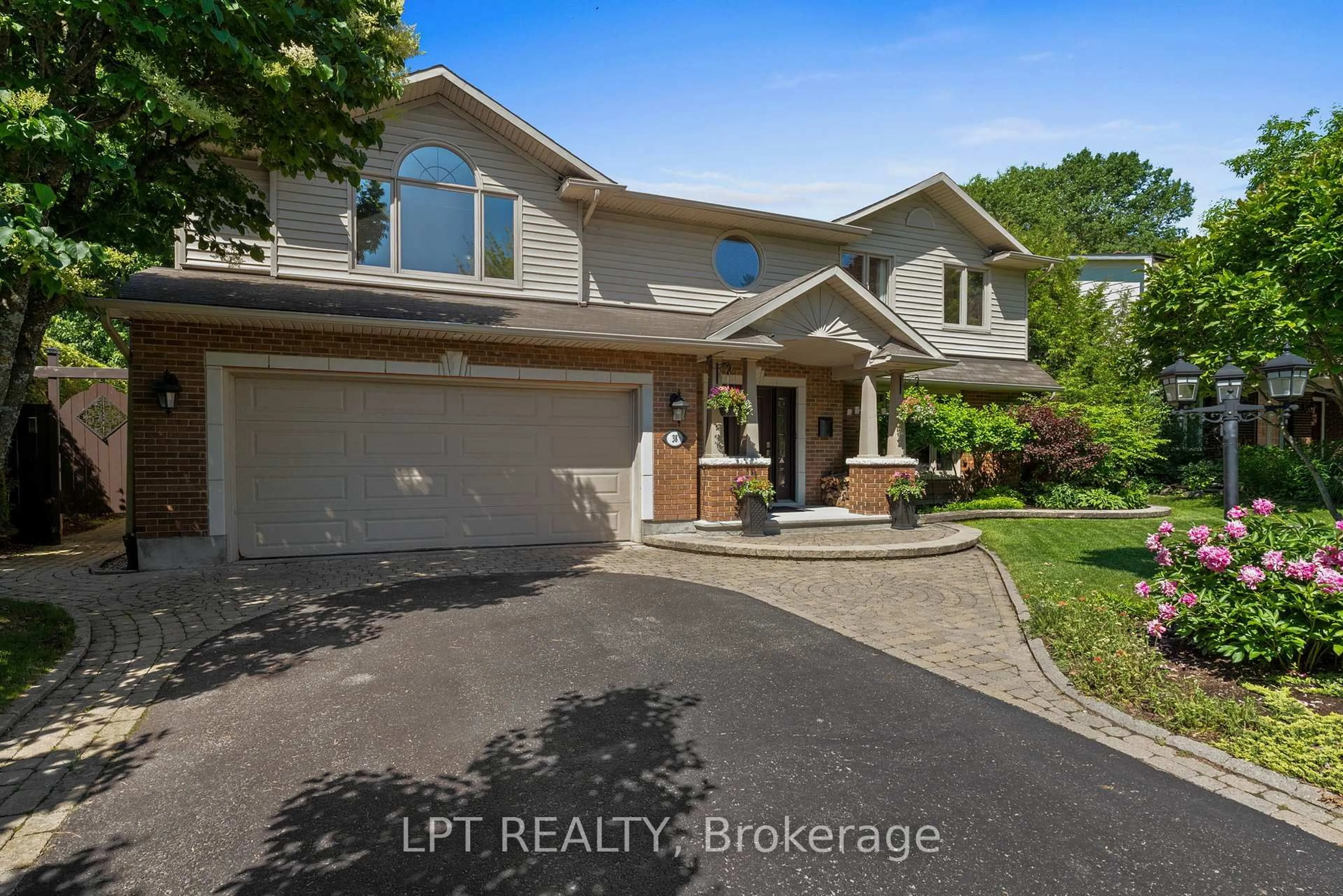 A pic from outside/outdoor area/front of a property/back of a property/a pic from drone, street for 38 Glendenning Dr, Ottawa Ontario K2H 7Y9