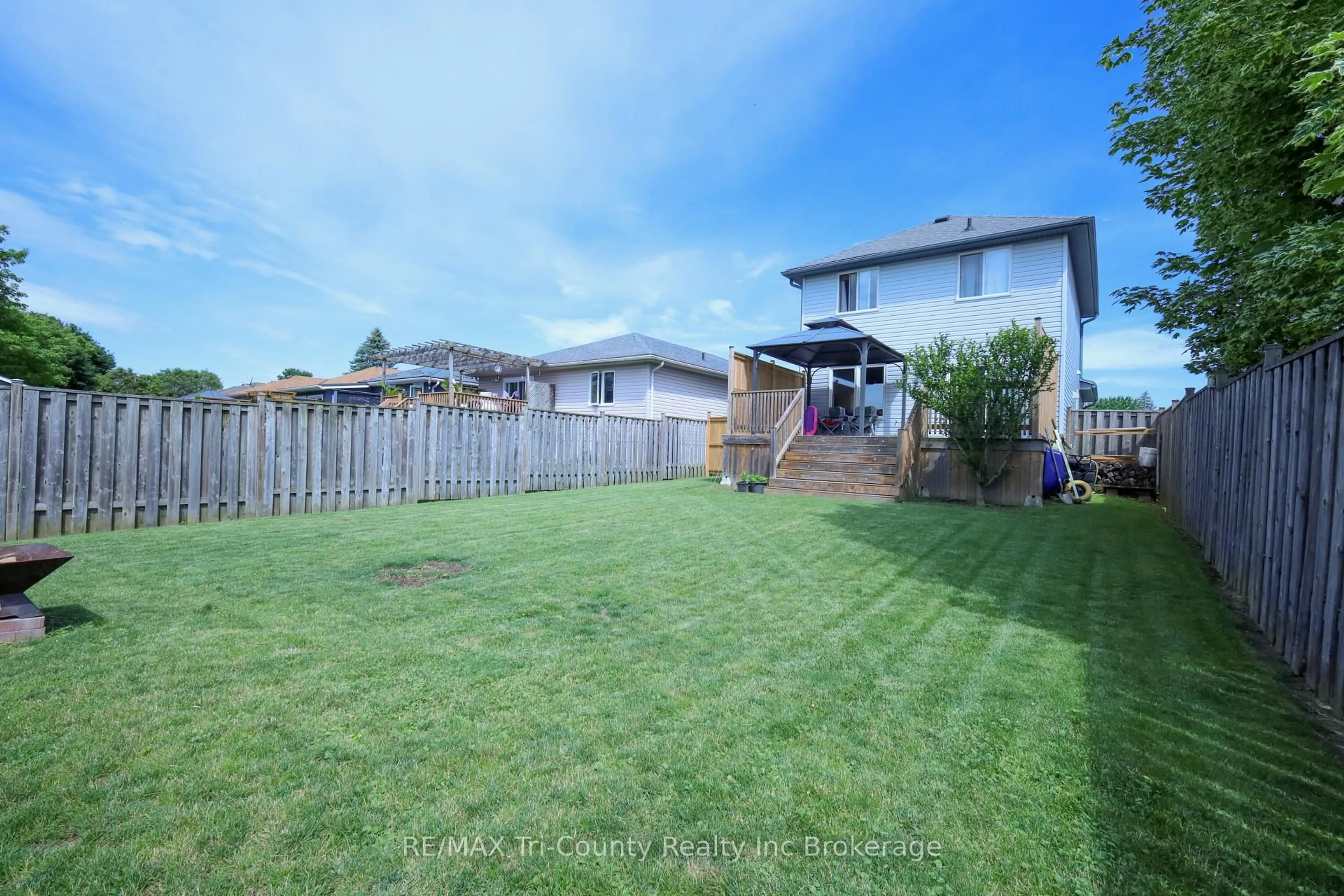 A pic from outside/outdoor area/front of a property/back of a property/a pic from drone, unknown for 25 Herford St, Tillsonburg Ontario N4G 4V1