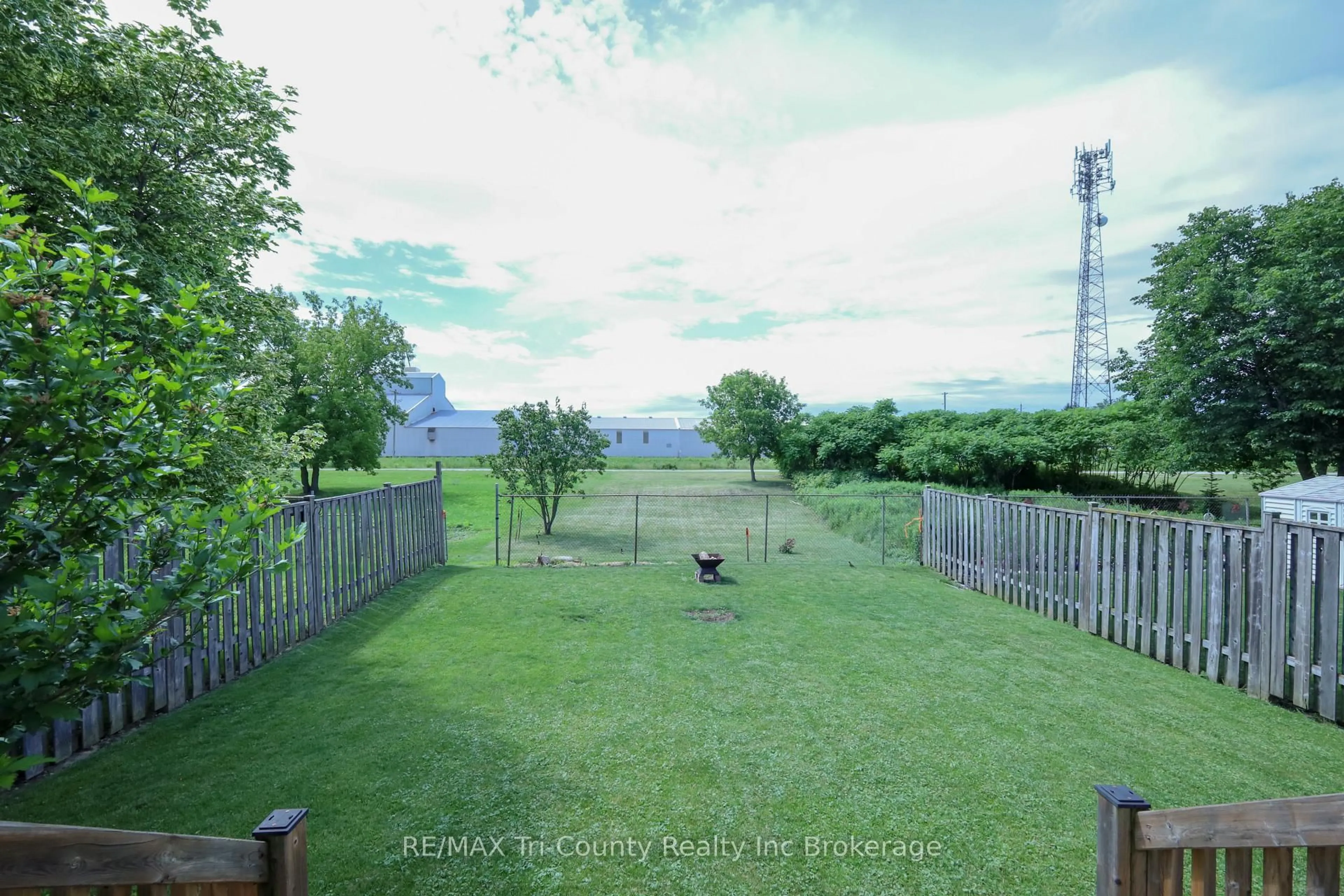 A pic from outside/outdoor area/front of a property/back of a property/a pic from drone, forest/trees view for 25 Herford St, Tillsonburg Ontario N4G 4V1