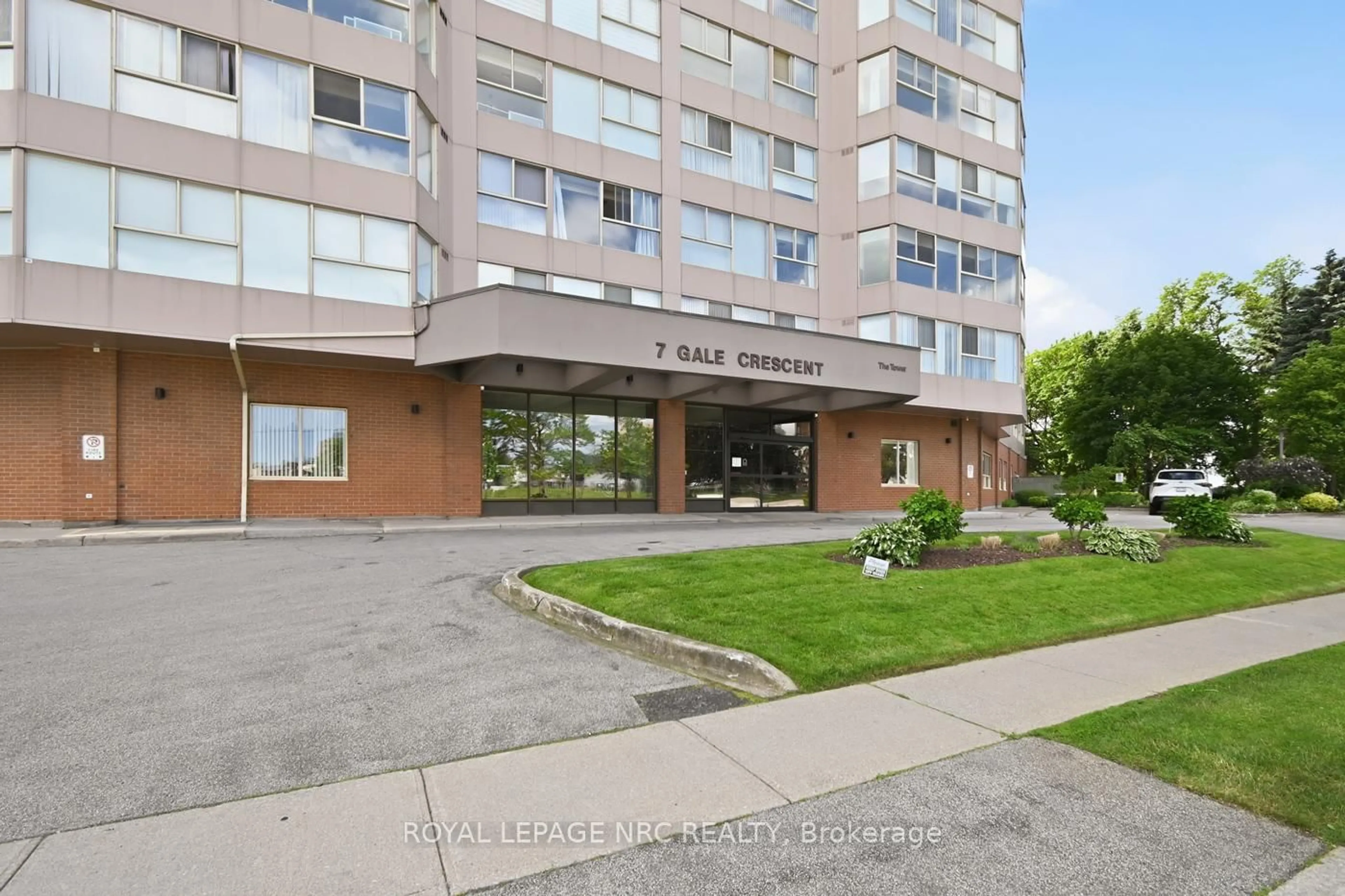 Indoor foyer for 7 Gale Cres #1106, St. Catharines Ontario L2R 7M8