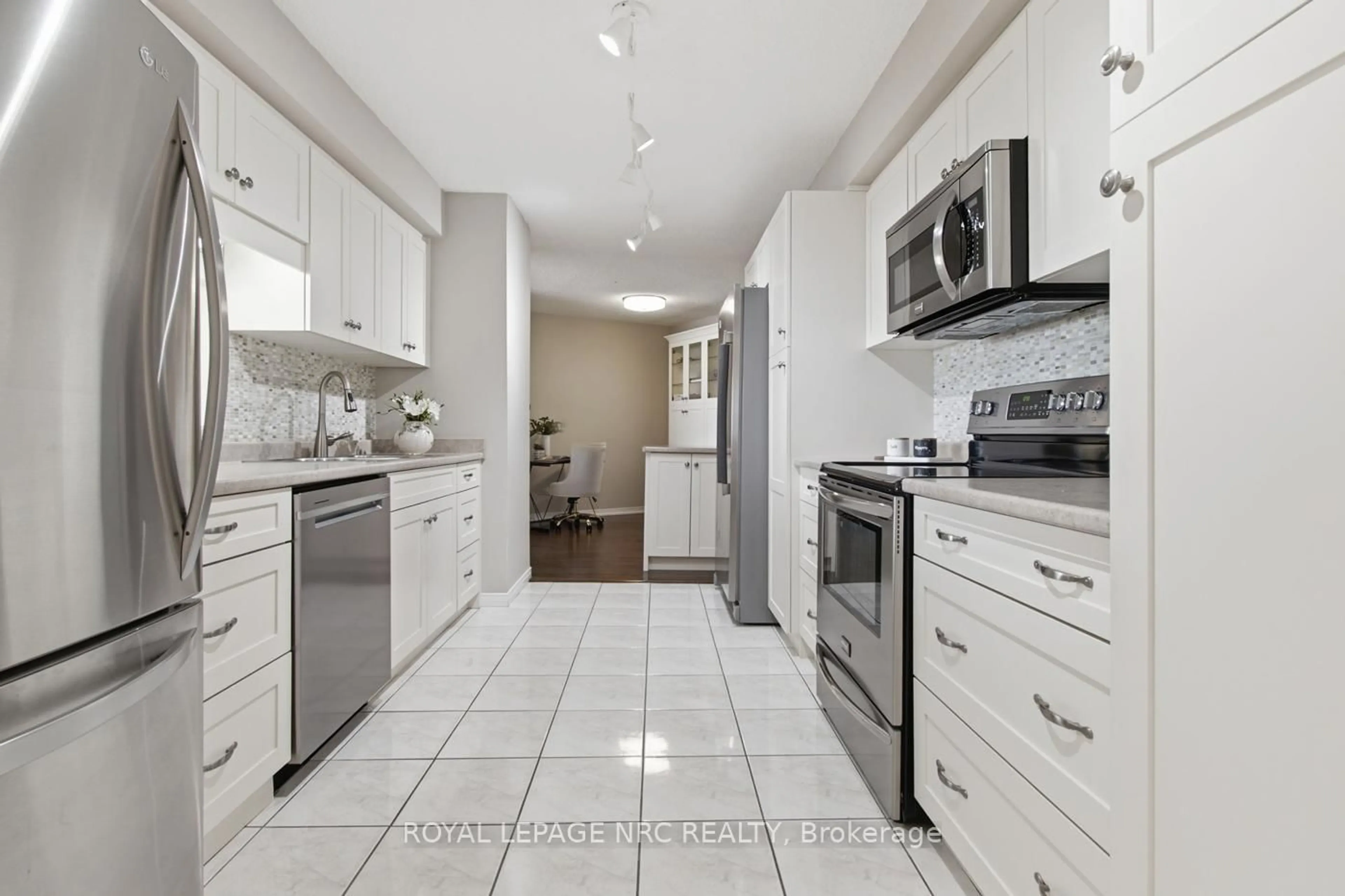 Open concept kitchen, ceramic/tile floor for 7 Gale Cres #1106, St. Catharines Ontario L2R 7M8