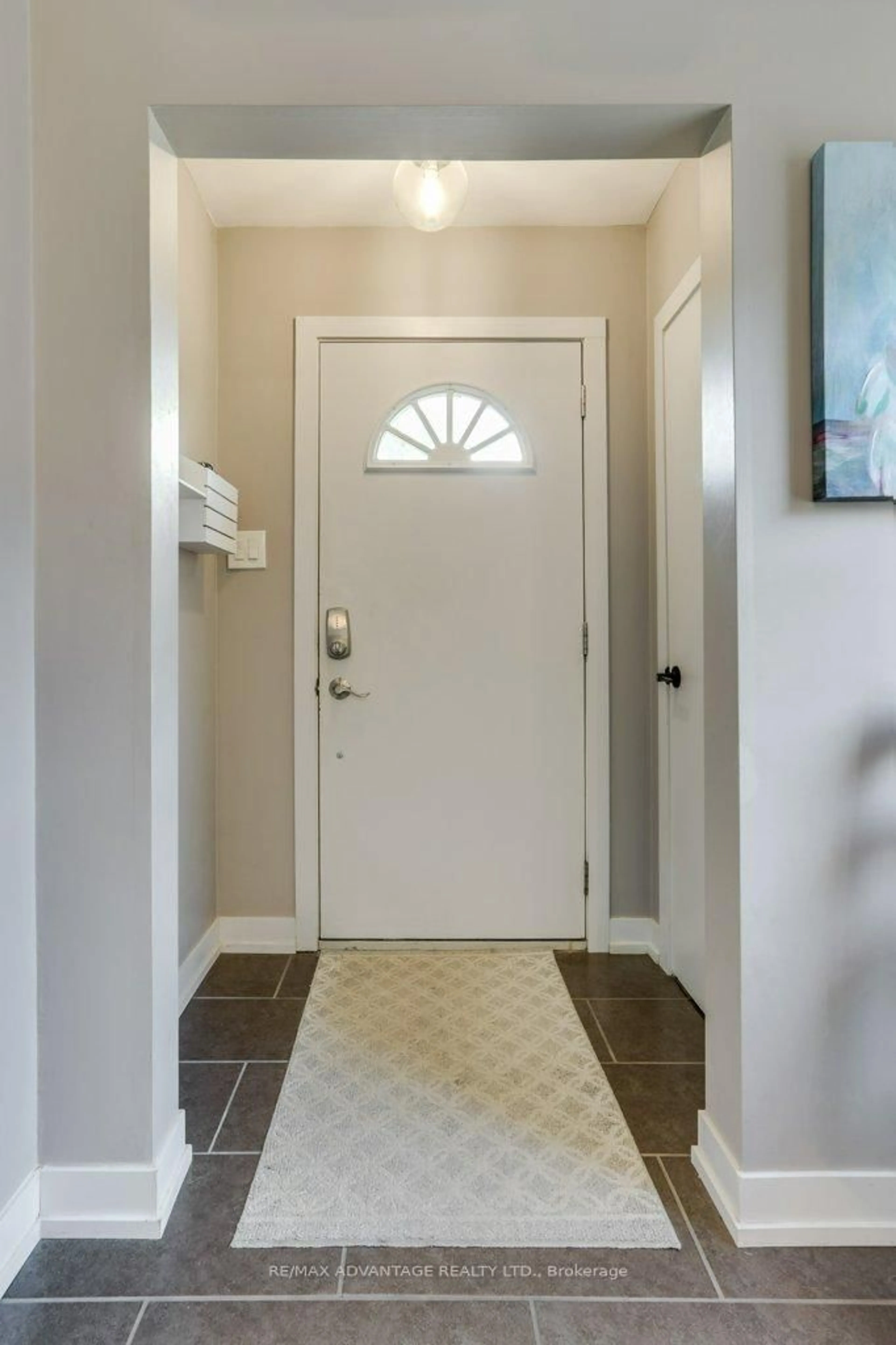 Indoor entryway for 319 Manitoba St, London East Ontario N5W 4W2