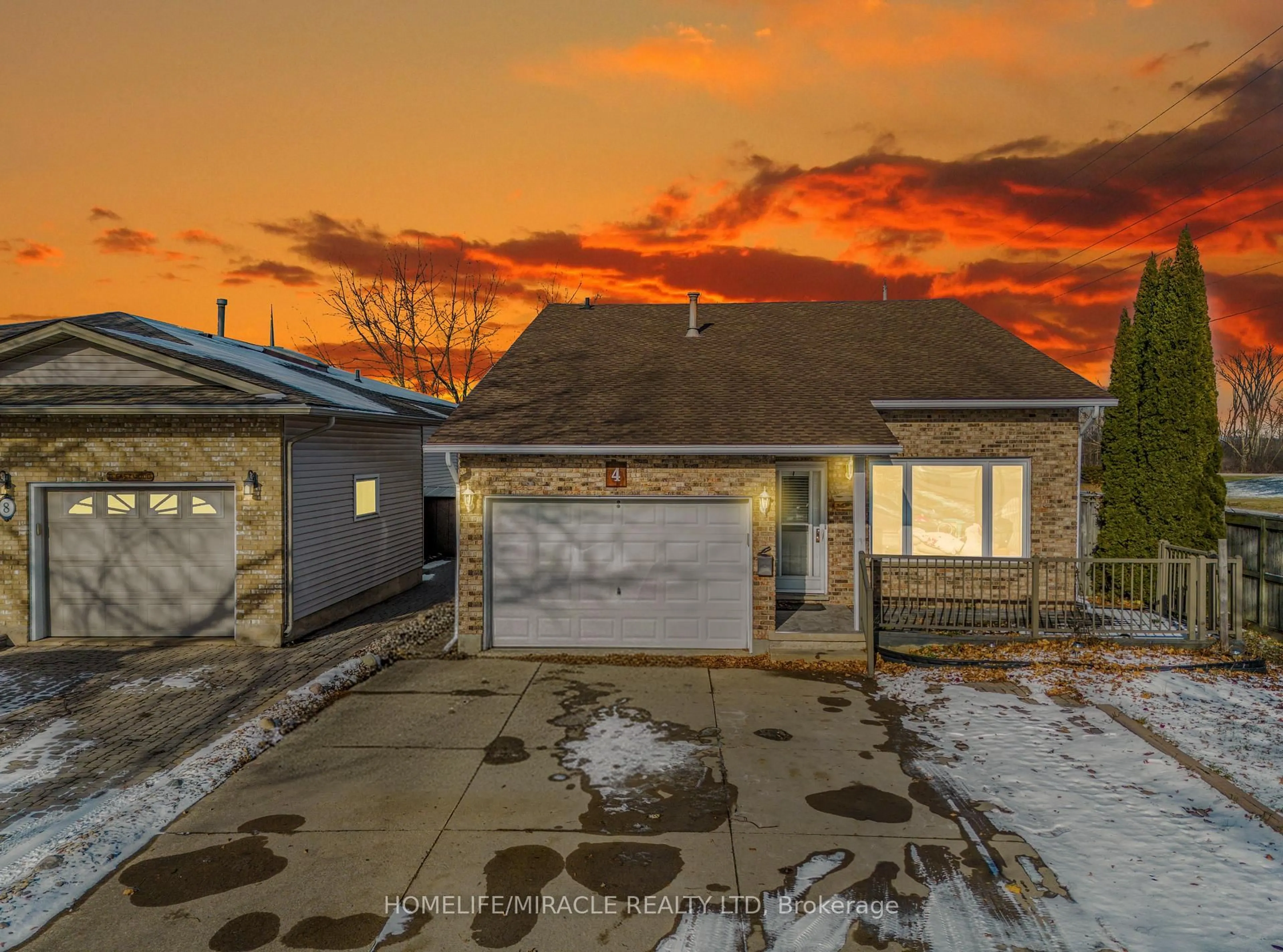 A pic from outside/outdoor area/front of a property/back of a property/a pic from drone, street for 4 Eastwood Dr, Welland Ontario L3C 6W3