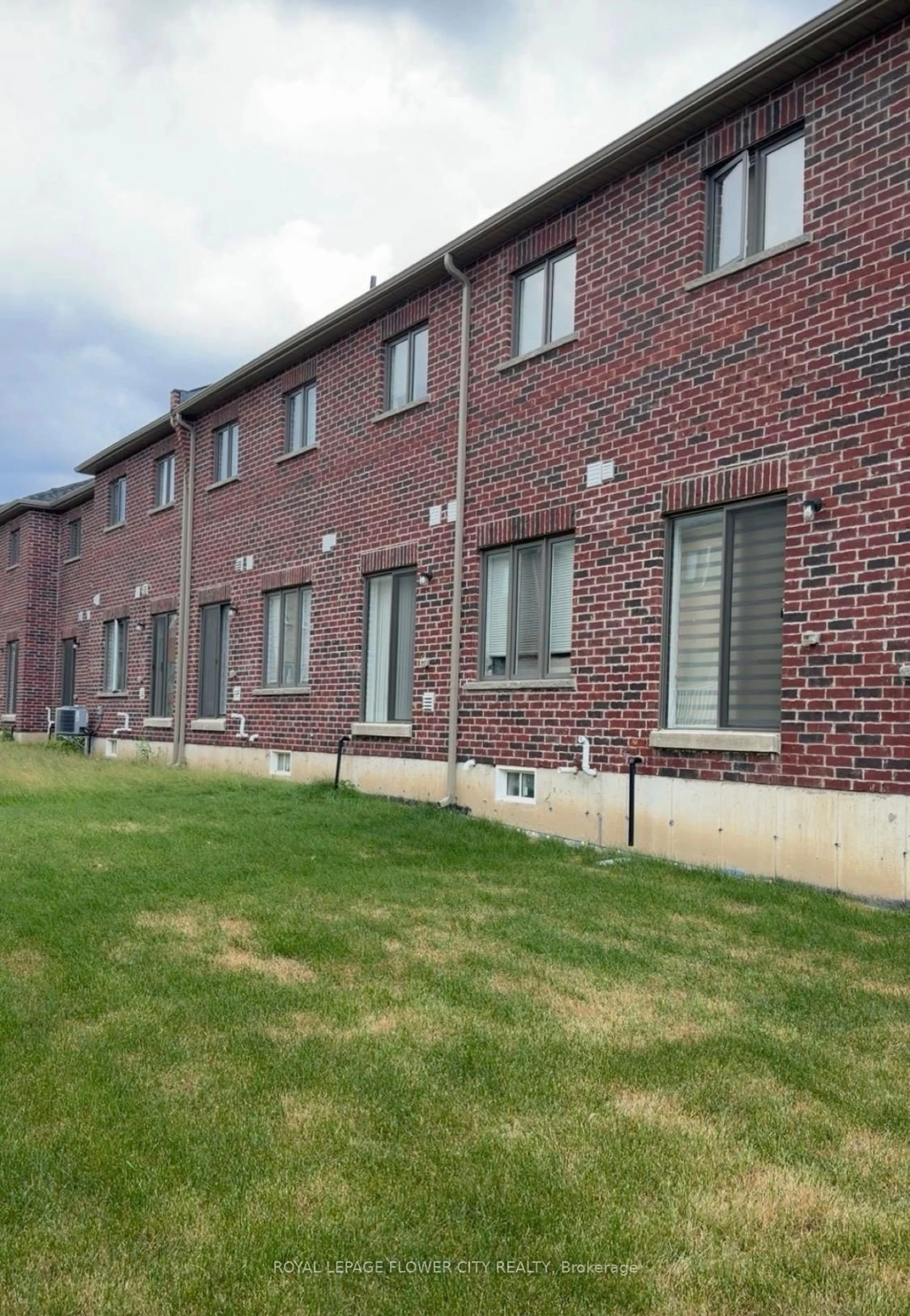 Home with brick exterior material, building for 89 Baker St, Thorold Ontario L2V 0N1