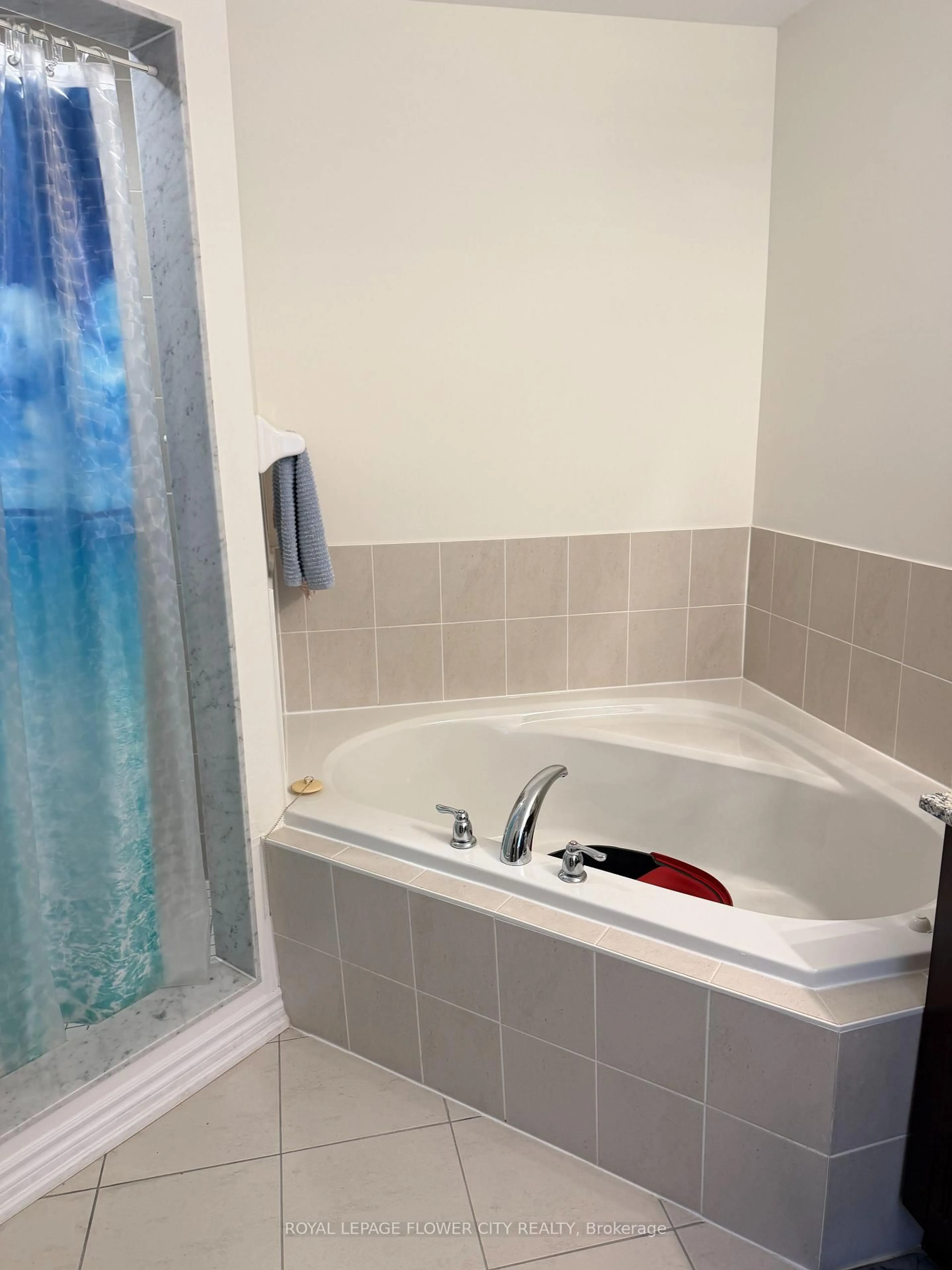 Standard bathroom, ceramic/tile floor for 89 Baker St, Thorold Ontario L2V 0N1