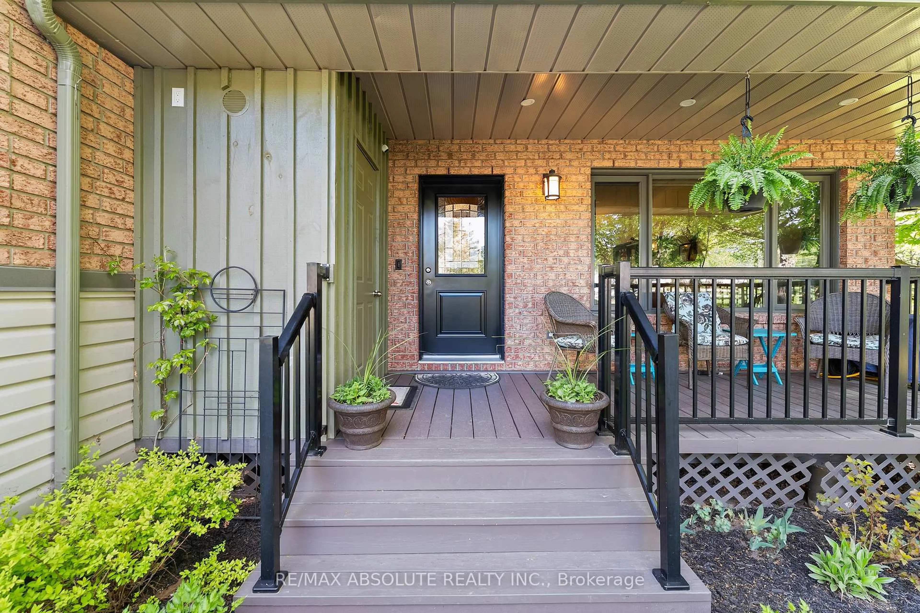 Indoor entryway for 864 Centre St, Braeside Ontario K0A 1G0