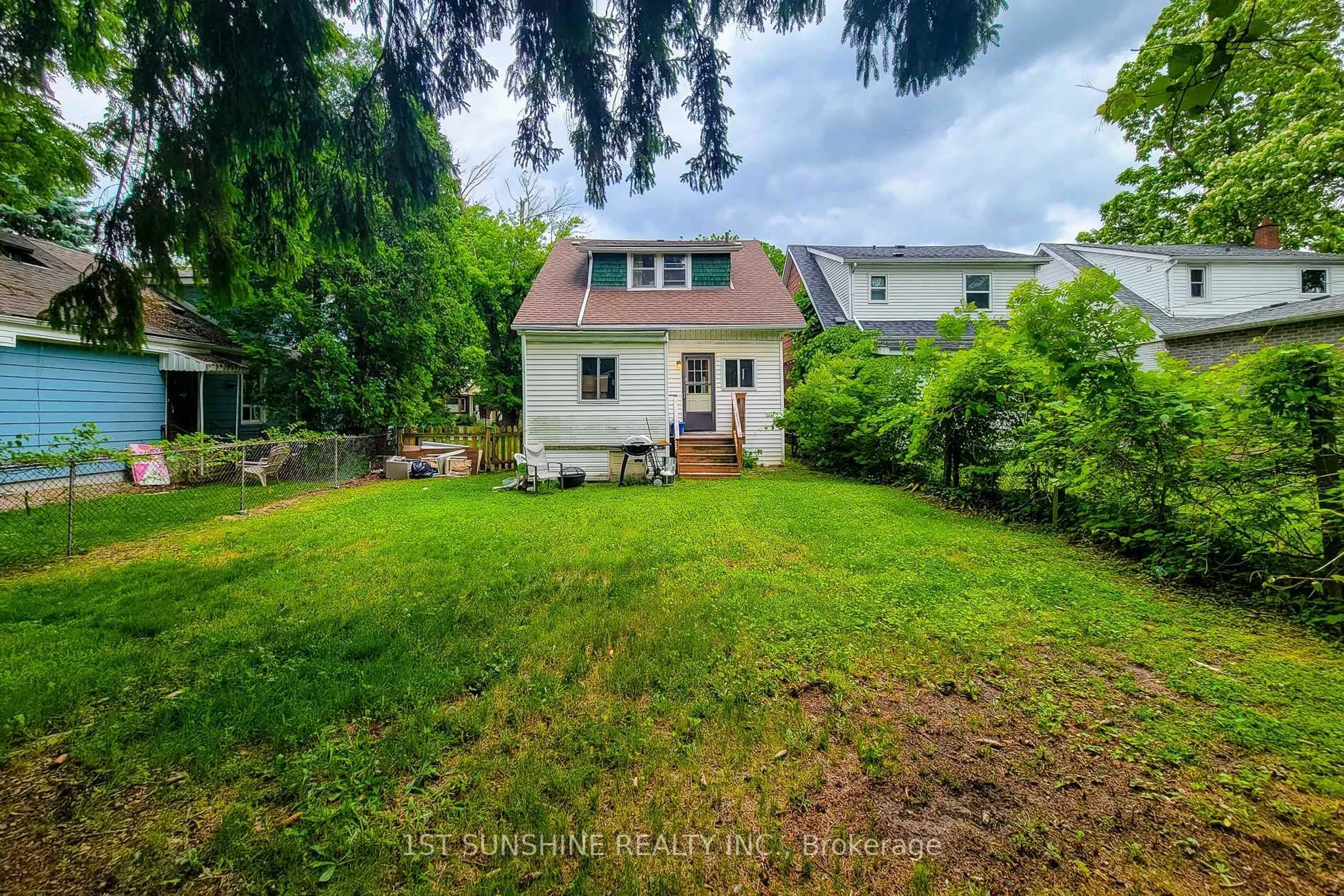 A pic from outside/outdoor area/front of a property/back of a property/a pic from drone, unknown for 7 Norfolk St, Hamilton Ontario L8S 3J9