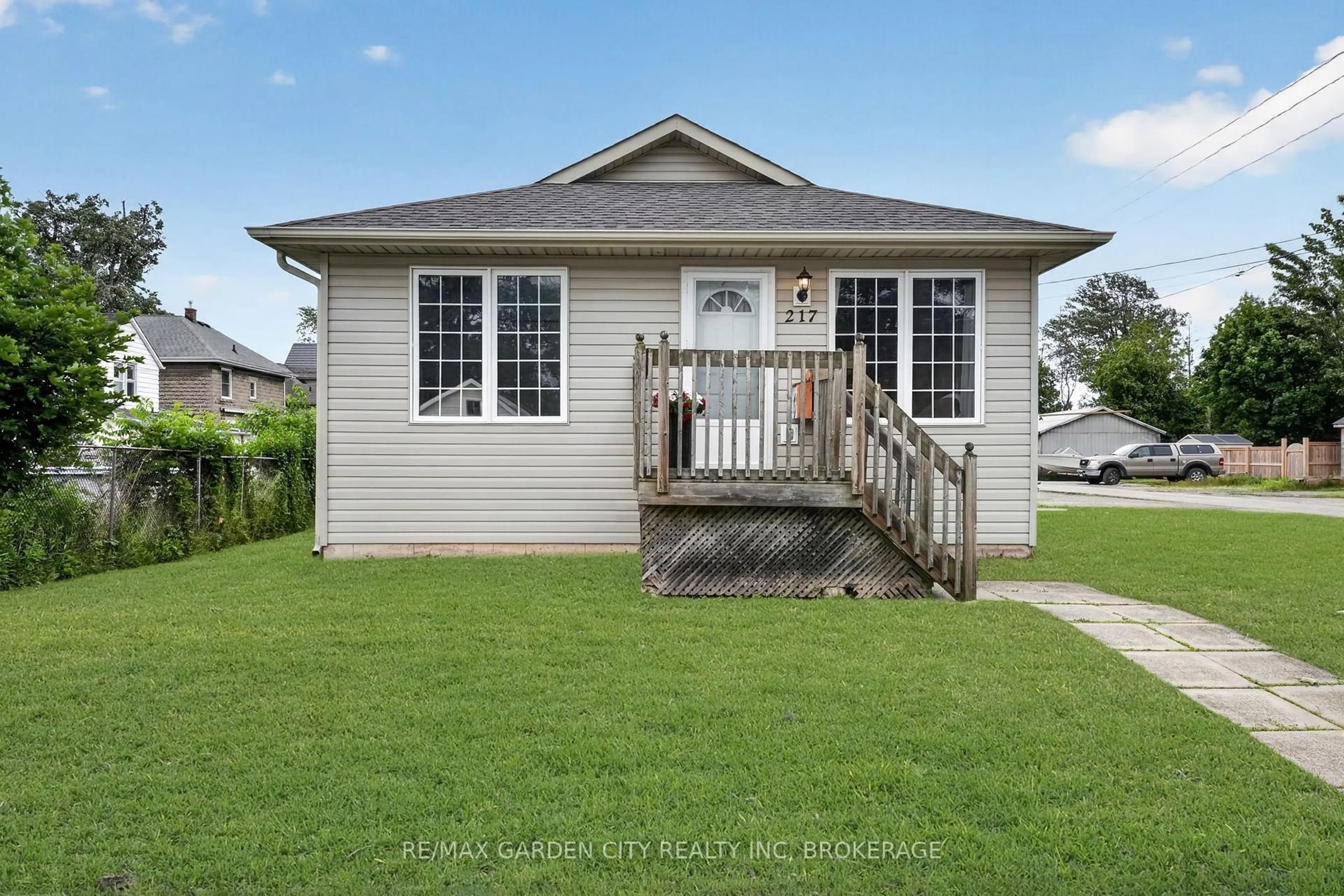 Home with vinyl exterior material, street for 217 Pine St, Haldimand Ontario N1A 2L4