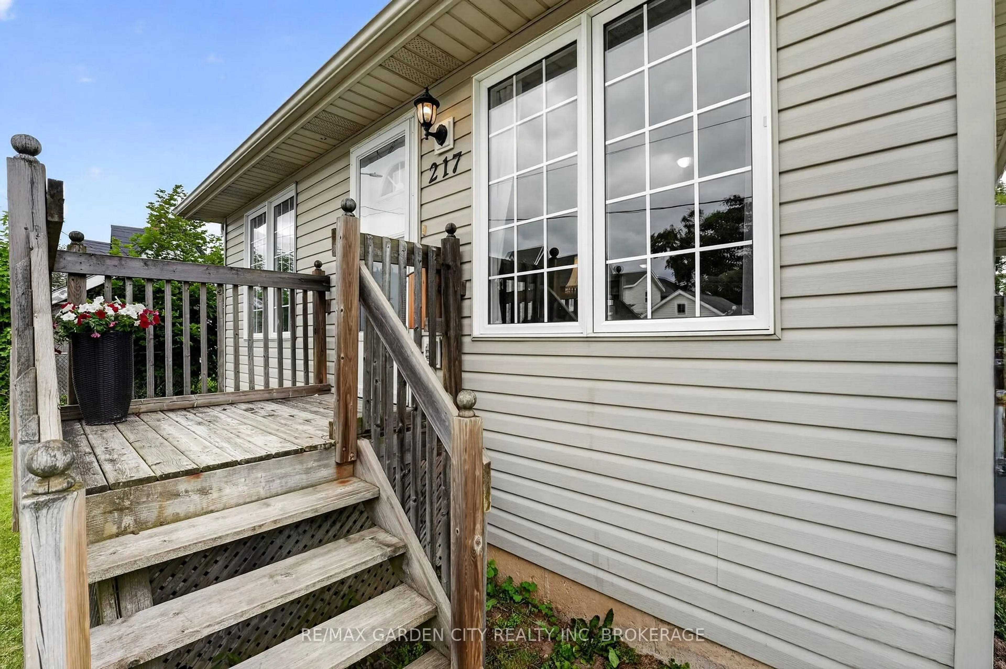 Home with vinyl exterior material, unknown for 217 Pine St, Haldimand Ontario N1A 2L4