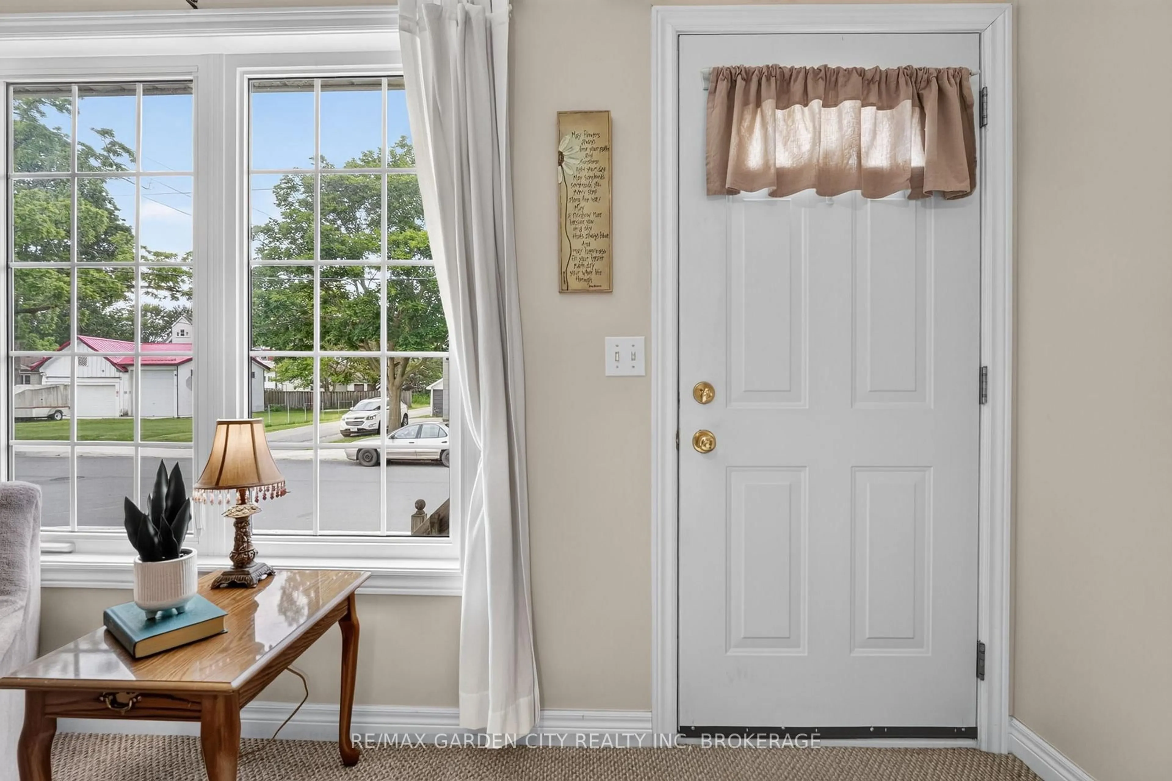 Indoor entryway for 217 Pine St, Haldimand Ontario N1A 2L4