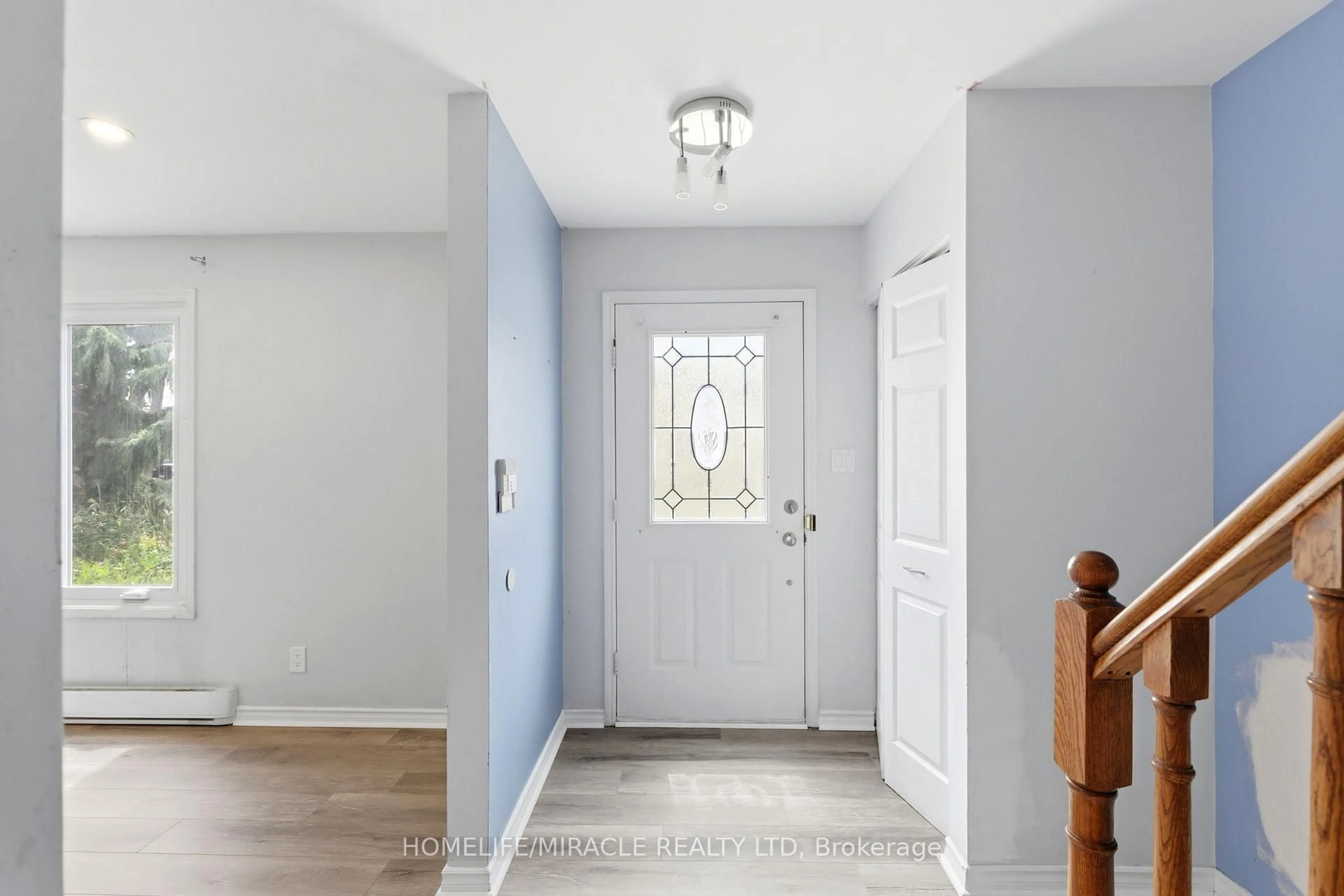 Indoor entryway for 860 Trafalgar St, London East Ontario N5Z 4W4