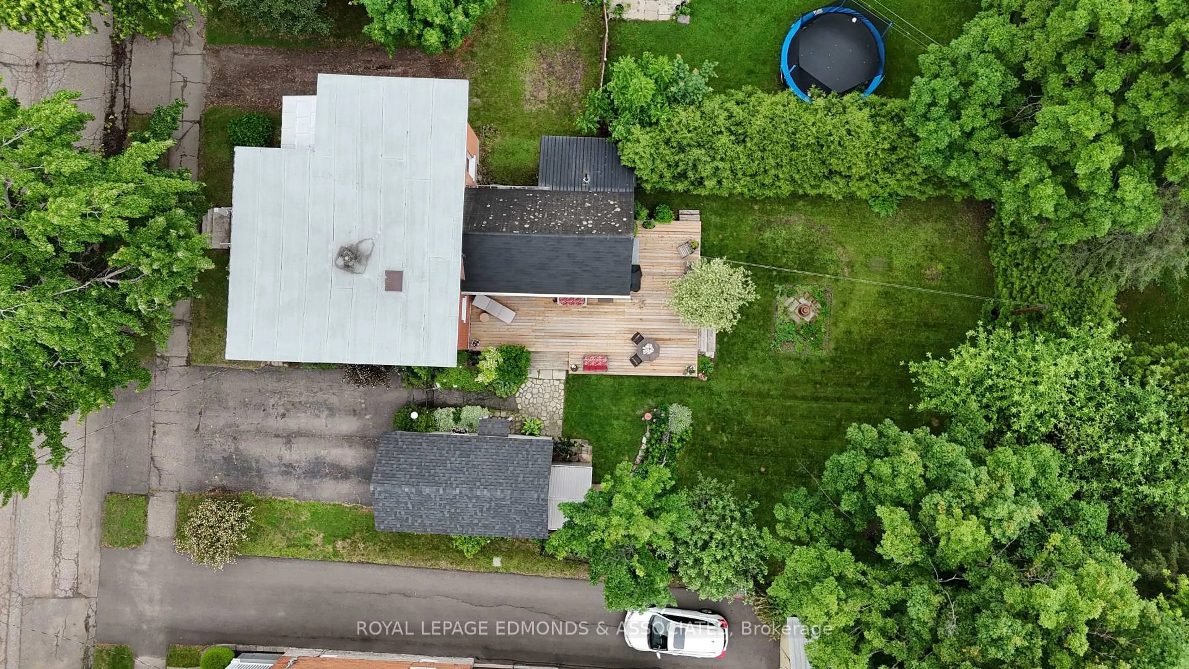 A pic from outside/outdoor area/front of a property/back of a property/a pic from drone, street for 375 Centre St, Pembroke Ontario K8A 1J4