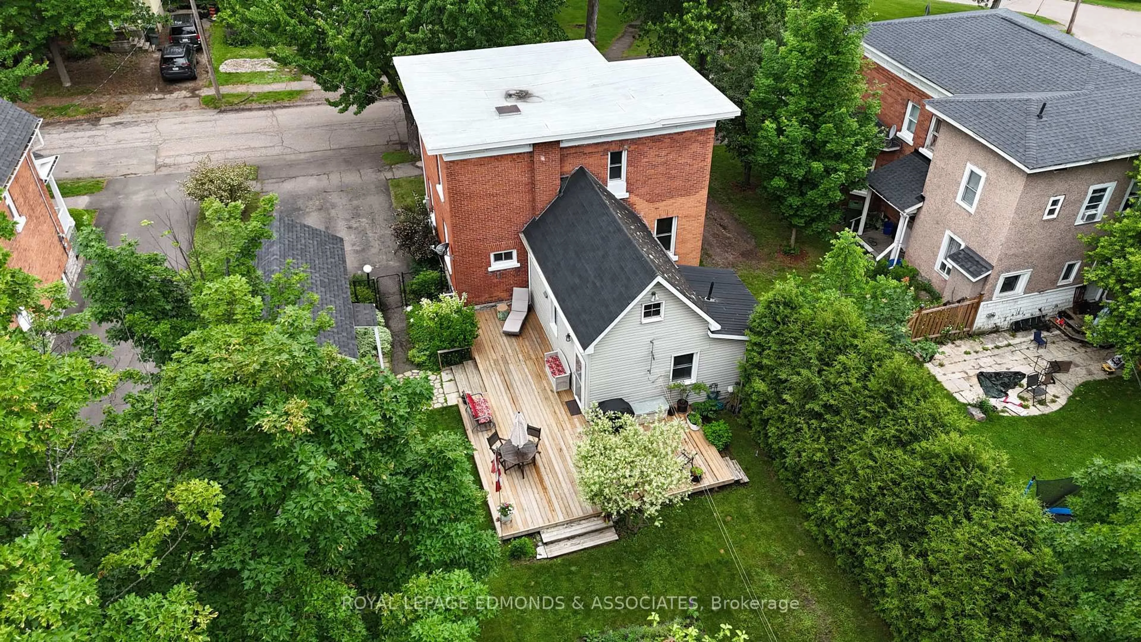 A pic from outside/outdoor area/front of a property/back of a property/a pic from drone, building for 375 Centre St, Pembroke Ontario K8A 1J4