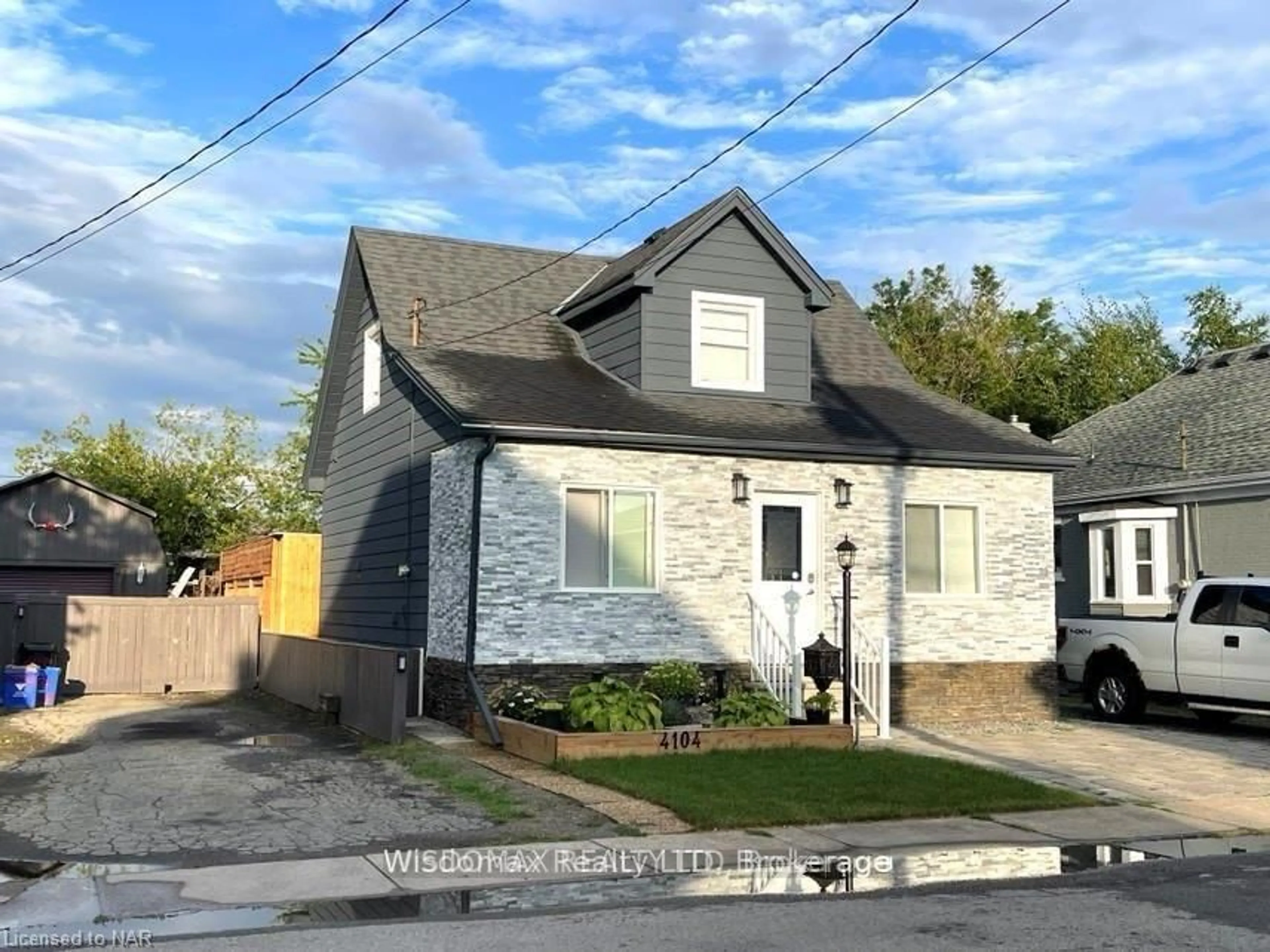Home with vinyl exterior material, street for 4104 MUIR Ave, Niagara Falls Ontario L2E 3L3