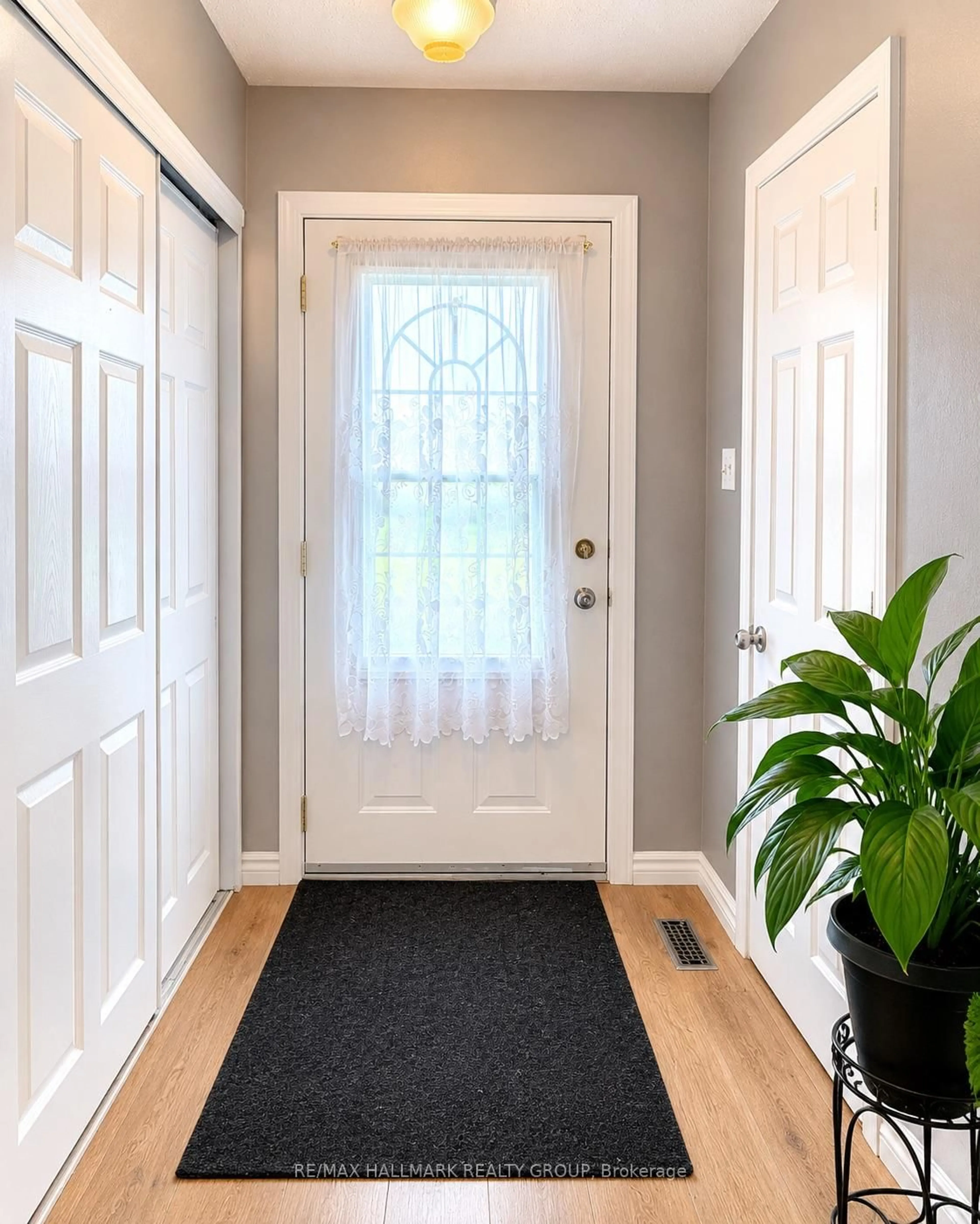 Indoor entryway for 64 EXETER Dr, Ottawa Ontario K2J 2E7