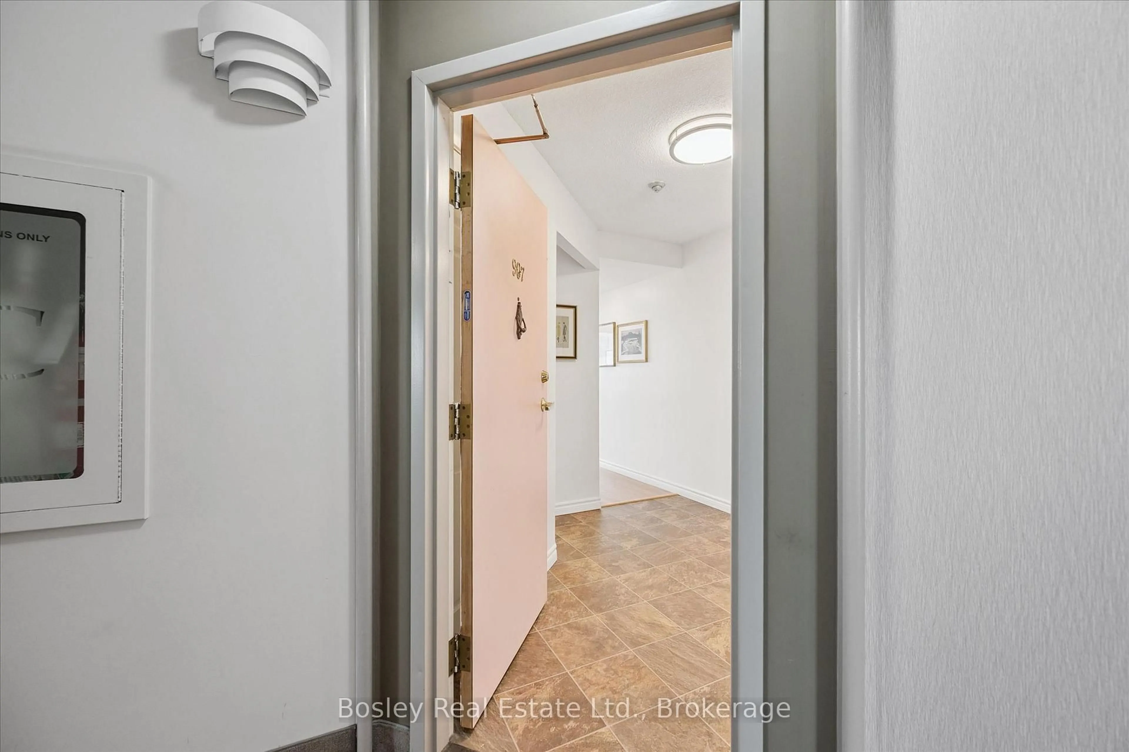 Indoor entryway for 1414 King St #907, Kitchener Ontario N2G 4T8