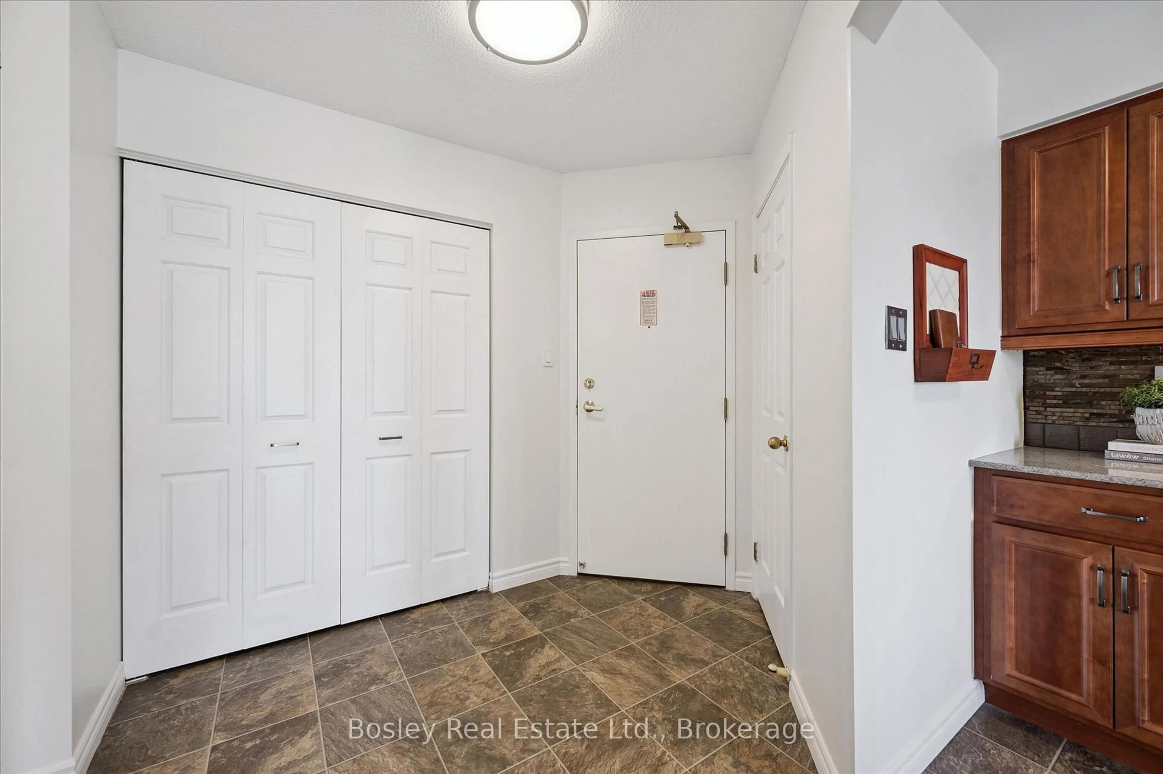 Indoor entryway for 1414 King St #907, Kitchener Ontario N2G 4T8
