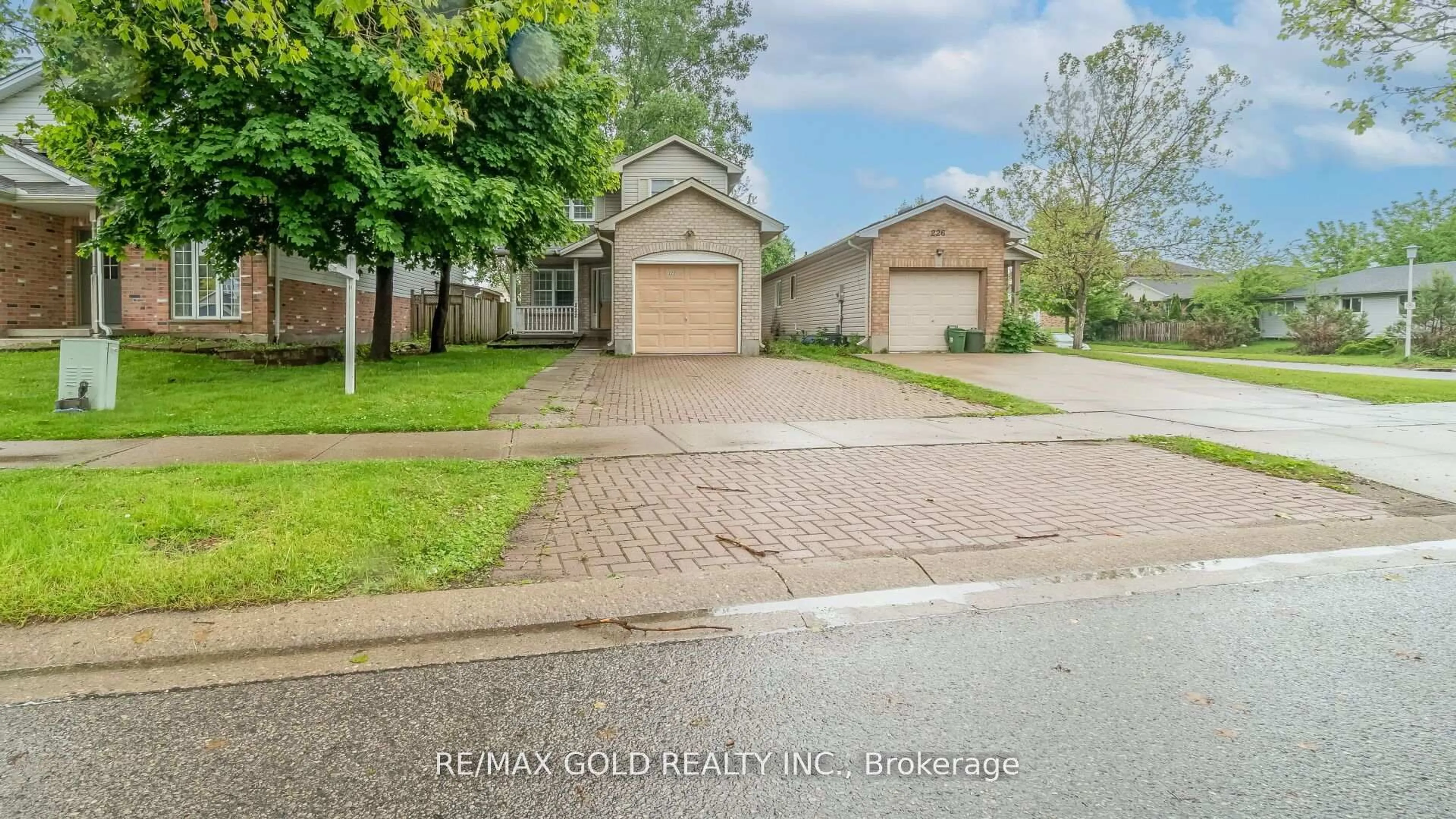 A pic from outside/outdoor area/front of a property/back of a property/a pic from drone, street for 222 Fleming Dr, London East Ontario N5V 4Y9