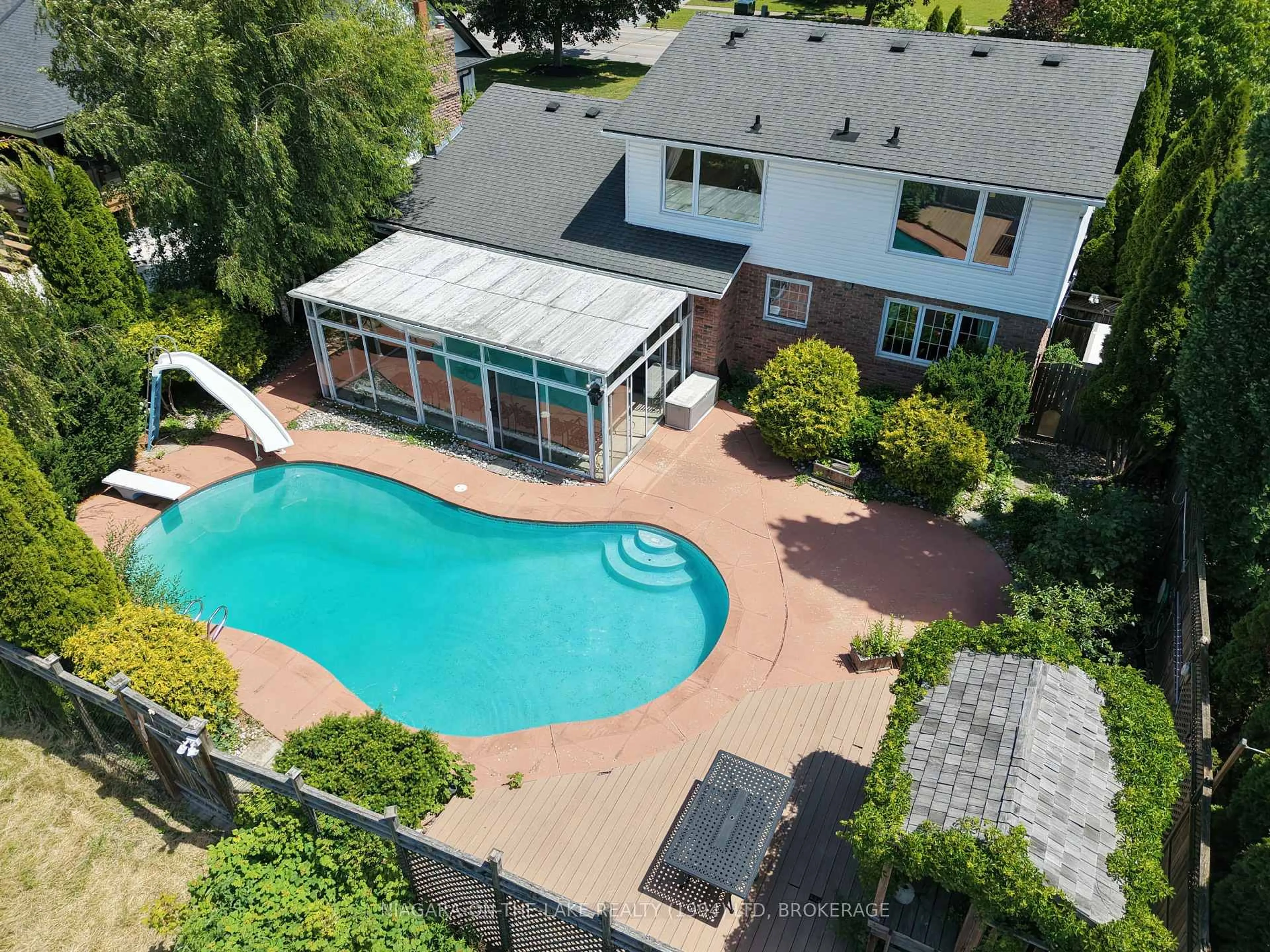 A pic from outside/outdoor area/front of a property/back of a property/a pic from drone, unknown for 21 Garrison Village Dr, Niagara-on-the-Lake Ontario L0S 1J0