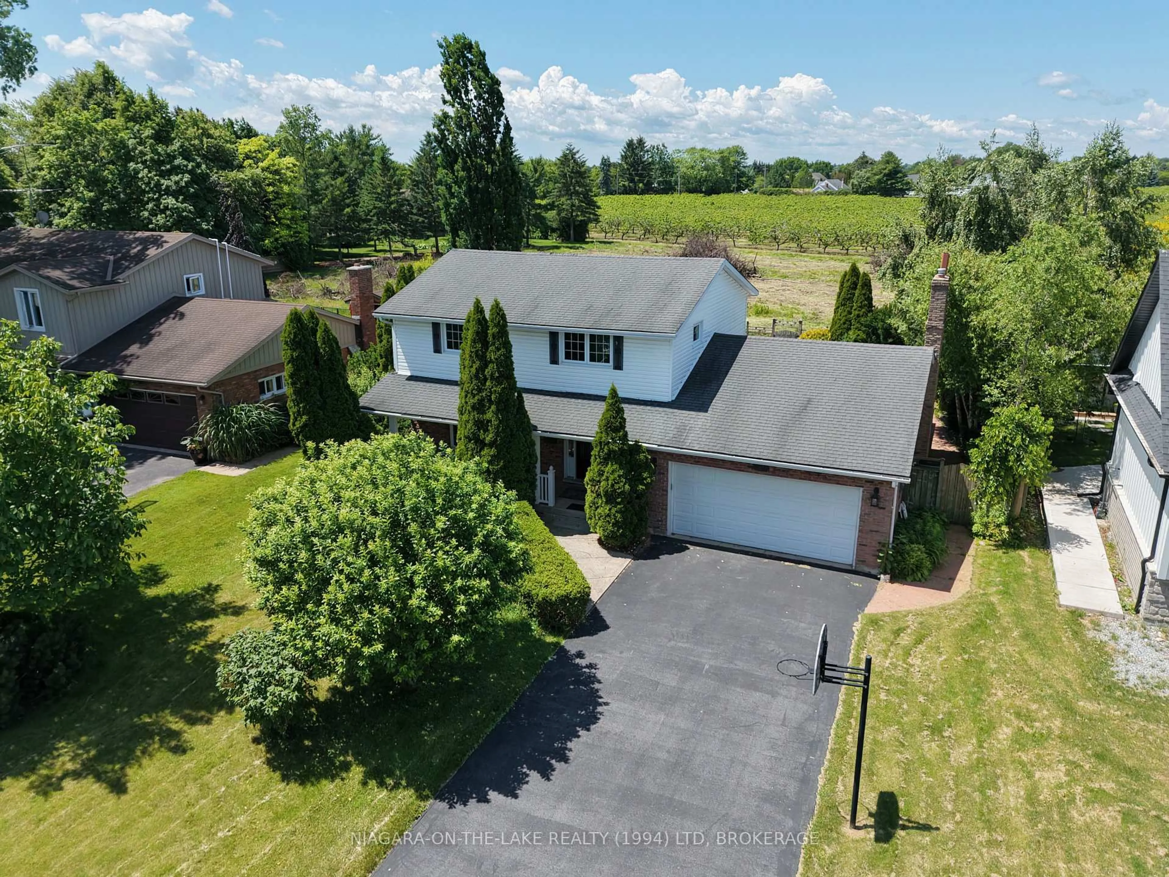A pic from outside/outdoor area/front of a property/back of a property/a pic from drone, street for 21 Garrison Village Dr, Niagara-on-the-Lake Ontario L0S 1J0