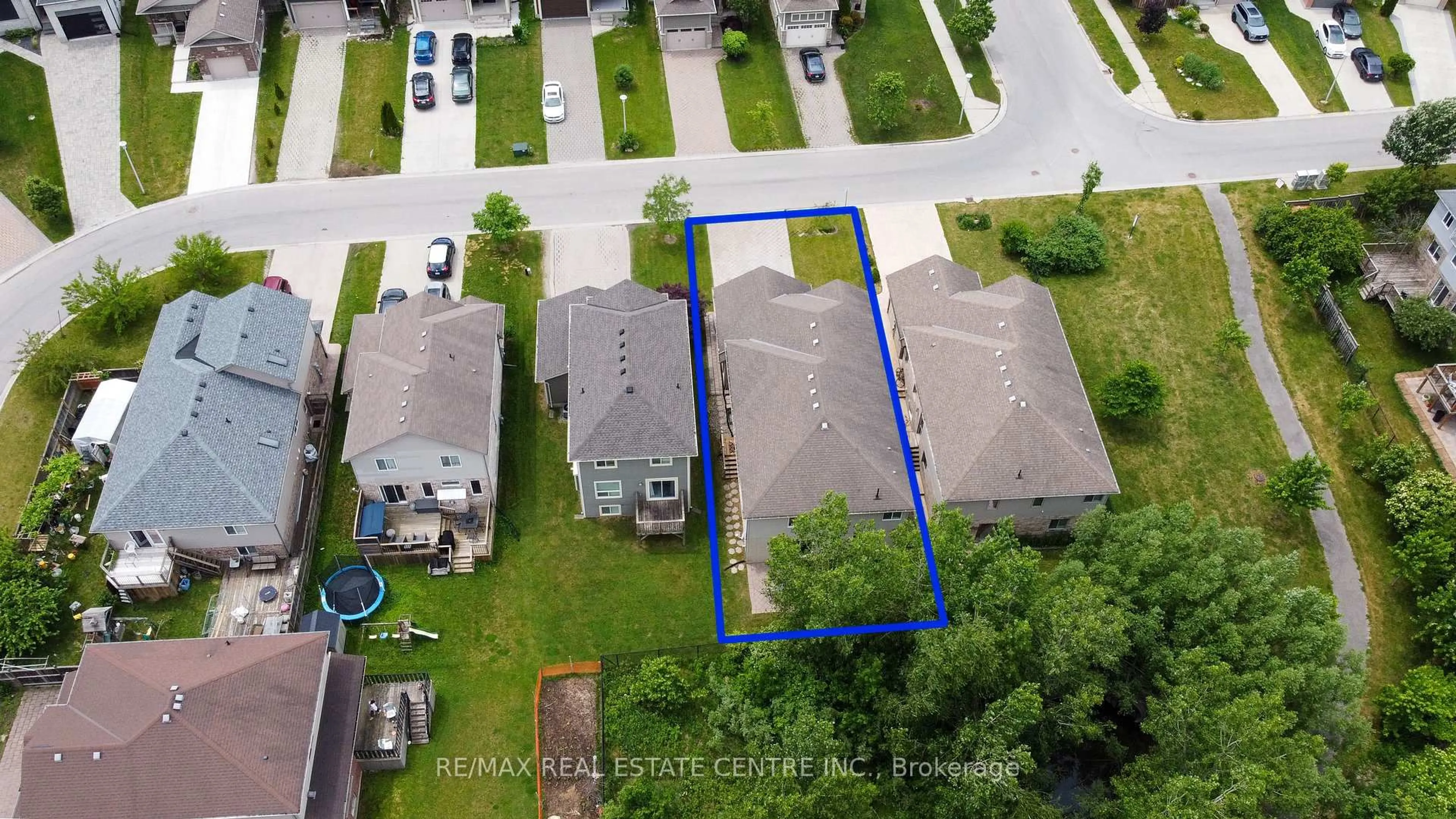 A pic from outside/outdoor area/front of a property/back of a property/a pic from drone, street for 2878 Devon Rd, London South Ontario N6E 0A4