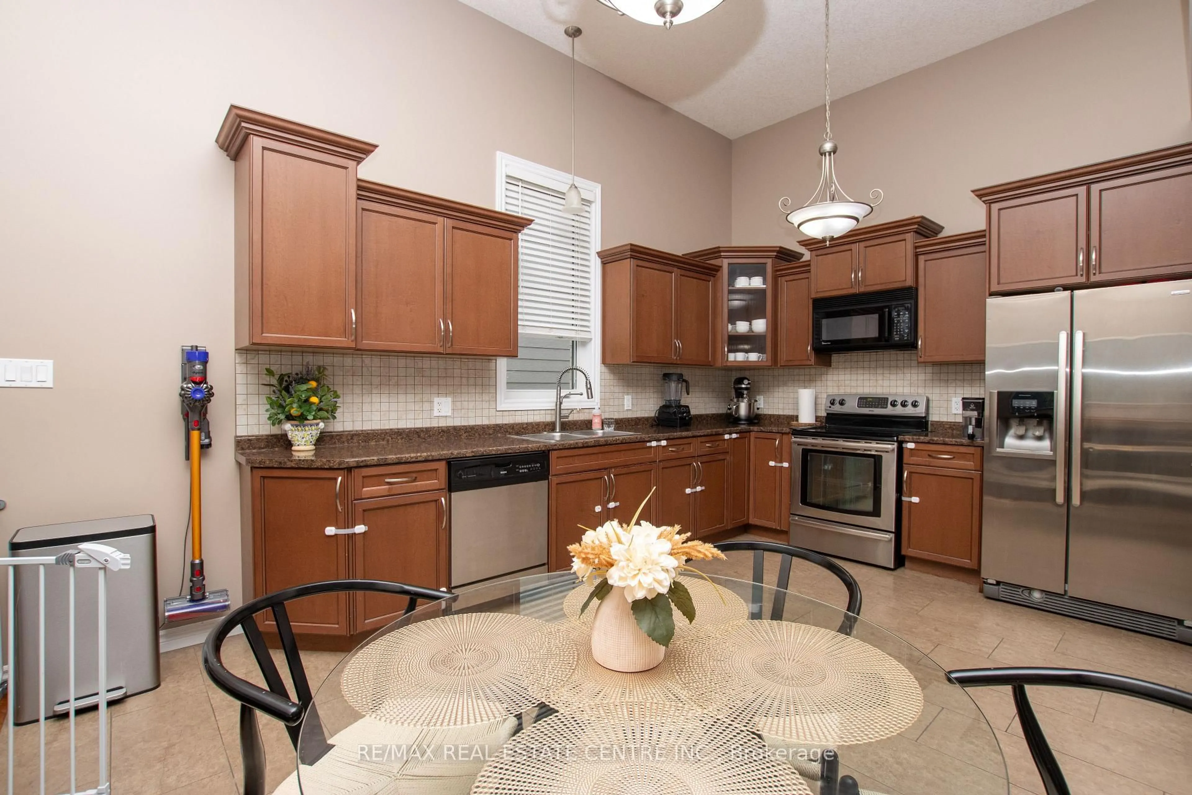 Open concept kitchen, ceramic/tile floor for 2878 Devon Rd, London South Ontario N6E 0A4