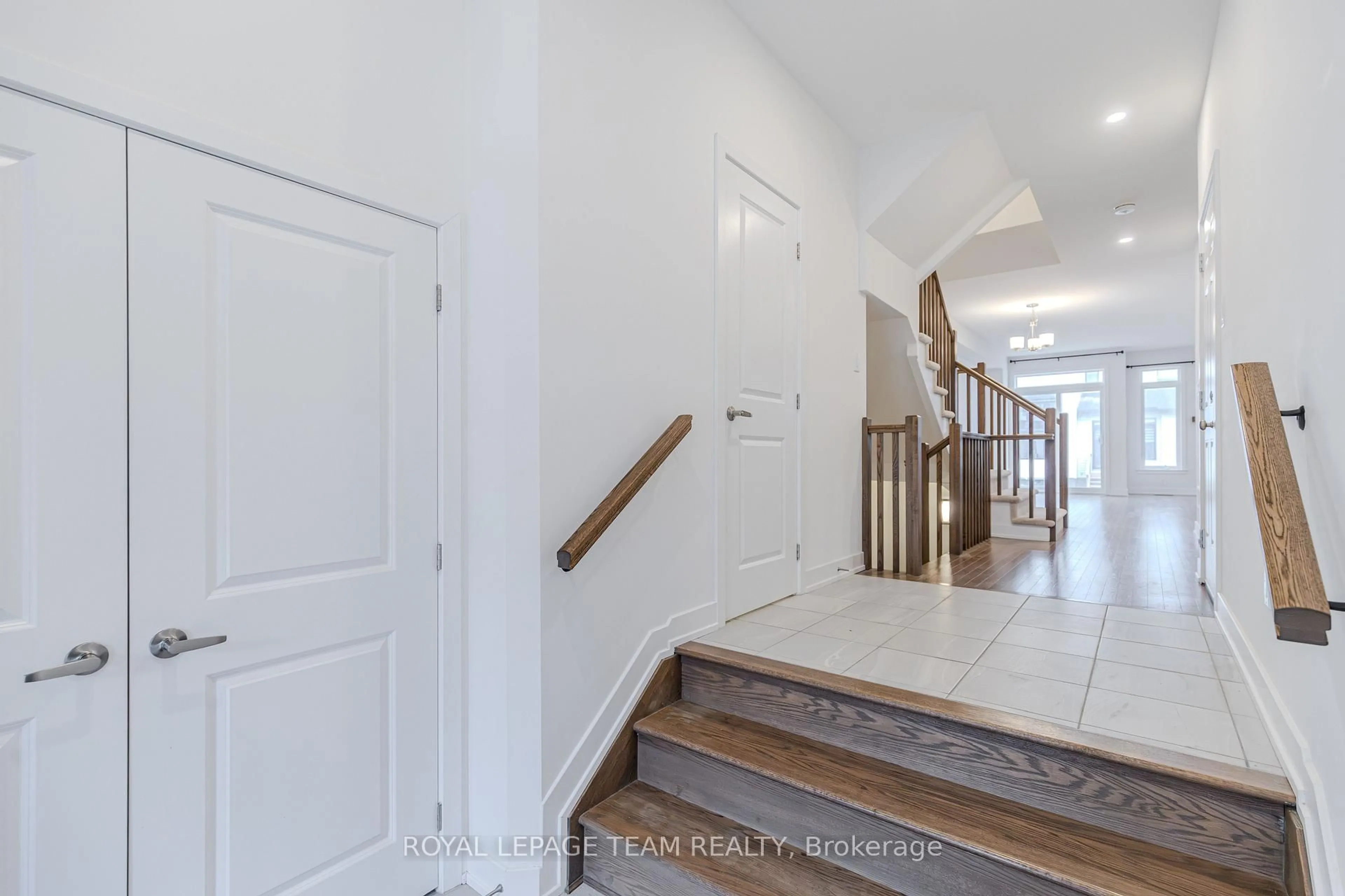 Indoor entryway for 867 Anciano Cres, Stittsville Ontario K2S 2R8