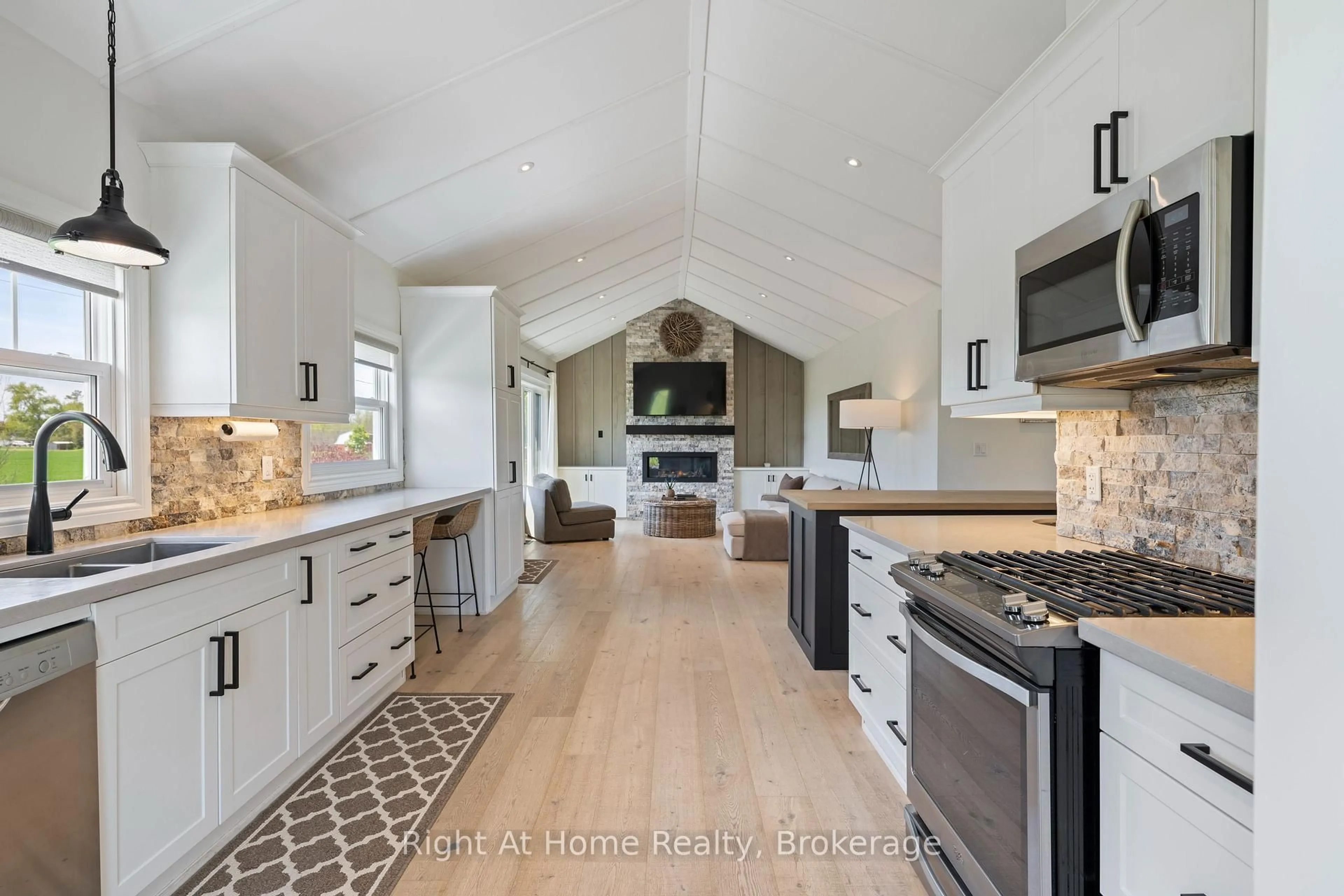 Open concept kitchen, ceramic/tile floor for 1483 Fifth Ave Louth, St. Catharines Ontario L2R 6P7