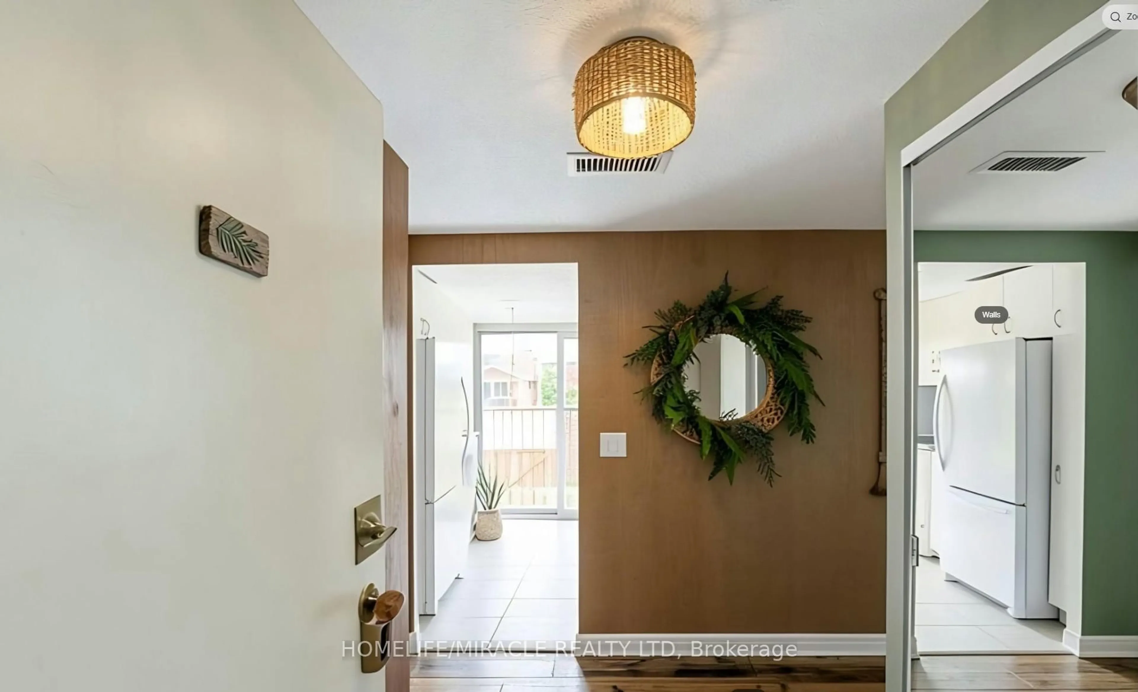 Indoor entryway for 4872 Valley Way #201, Niagara Falls Ontario L2E 1W3