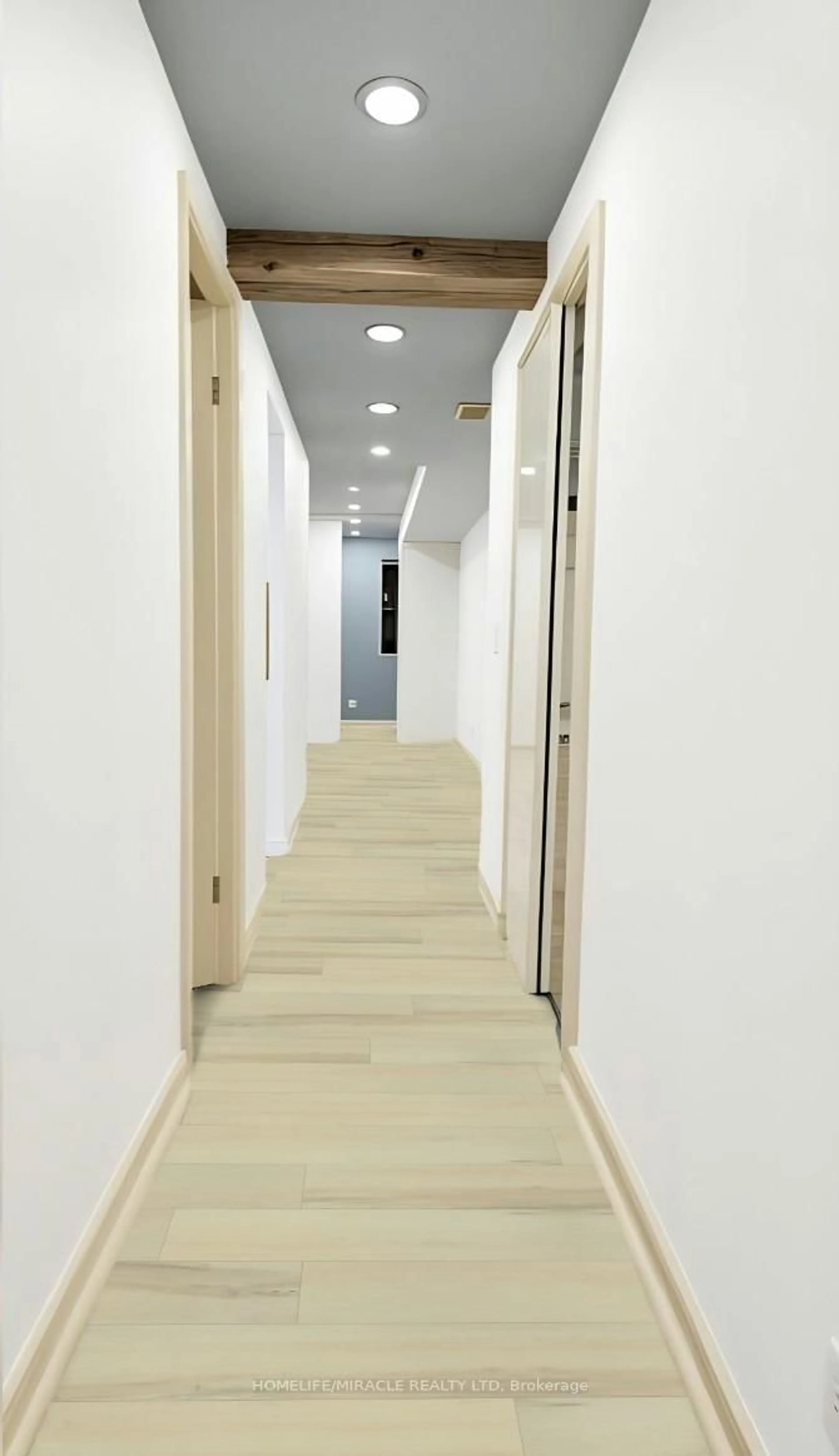 Indoor foyer for 4872 Valley Way #201, Niagara Falls Ontario L2E 1W3