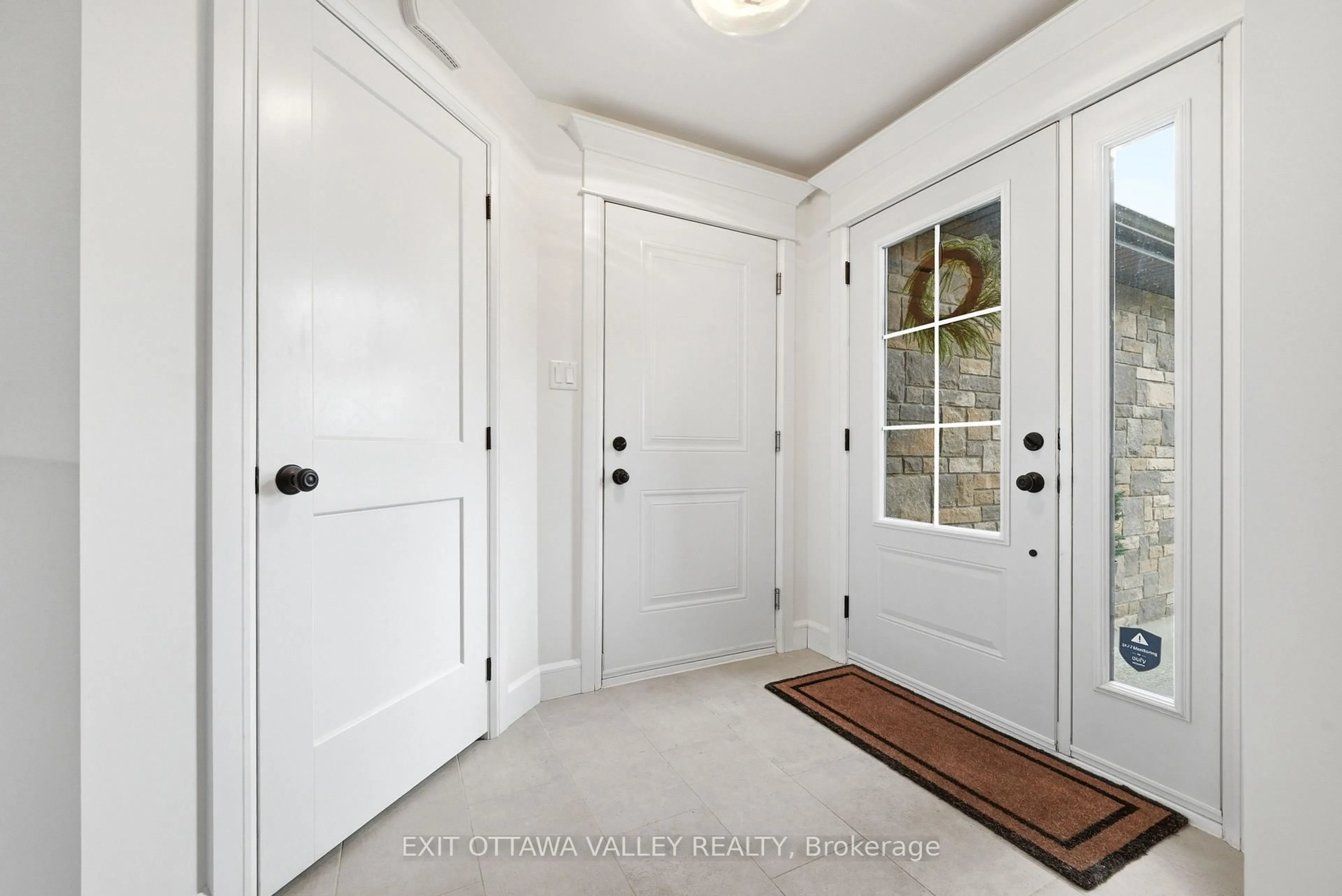 Indoor entryway for 1038 Beatty Cres, Deep River Ontario K0J 1P0
