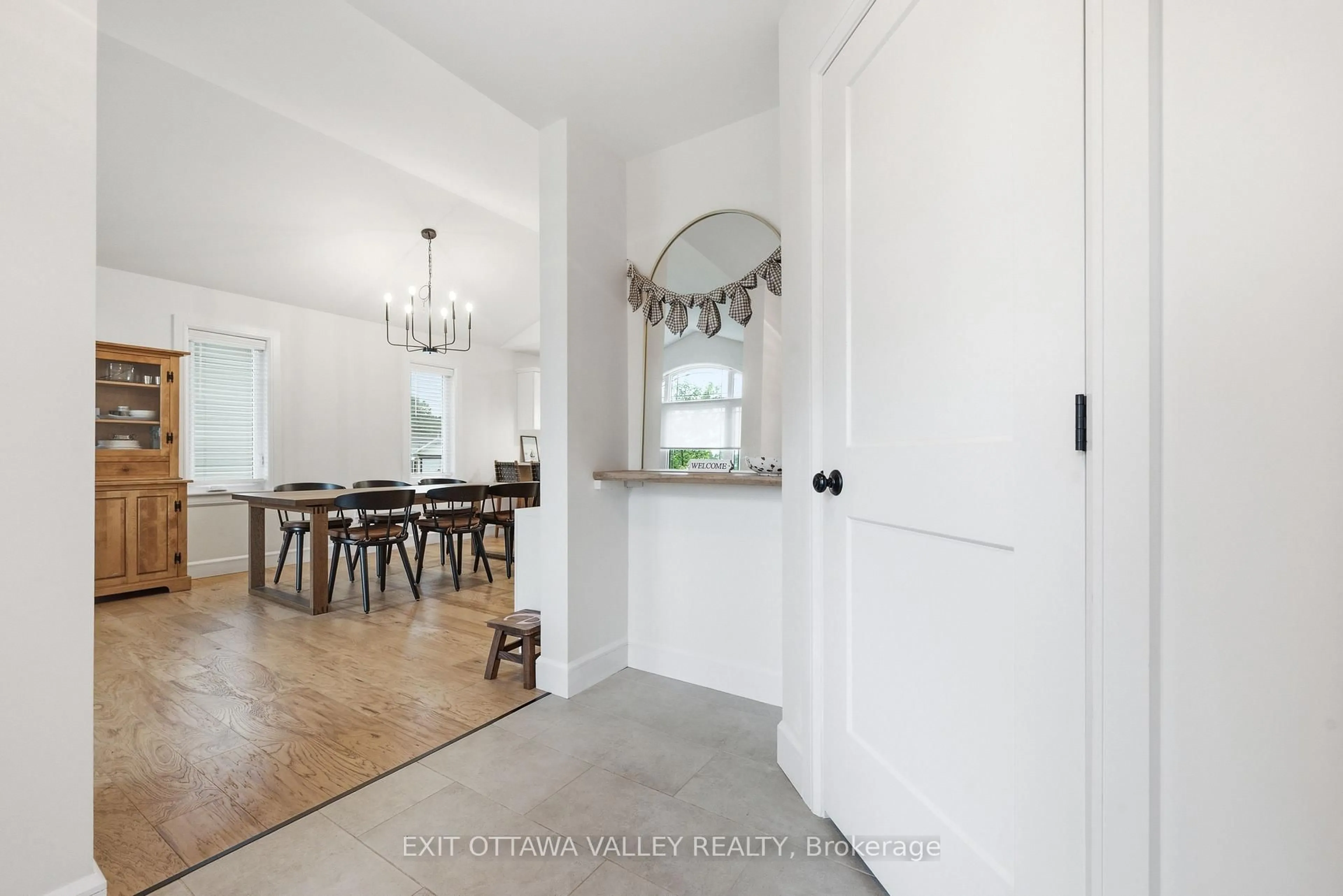 Indoor entryway for 1038 Beatty Cres, Deep River Ontario K0J 1P0