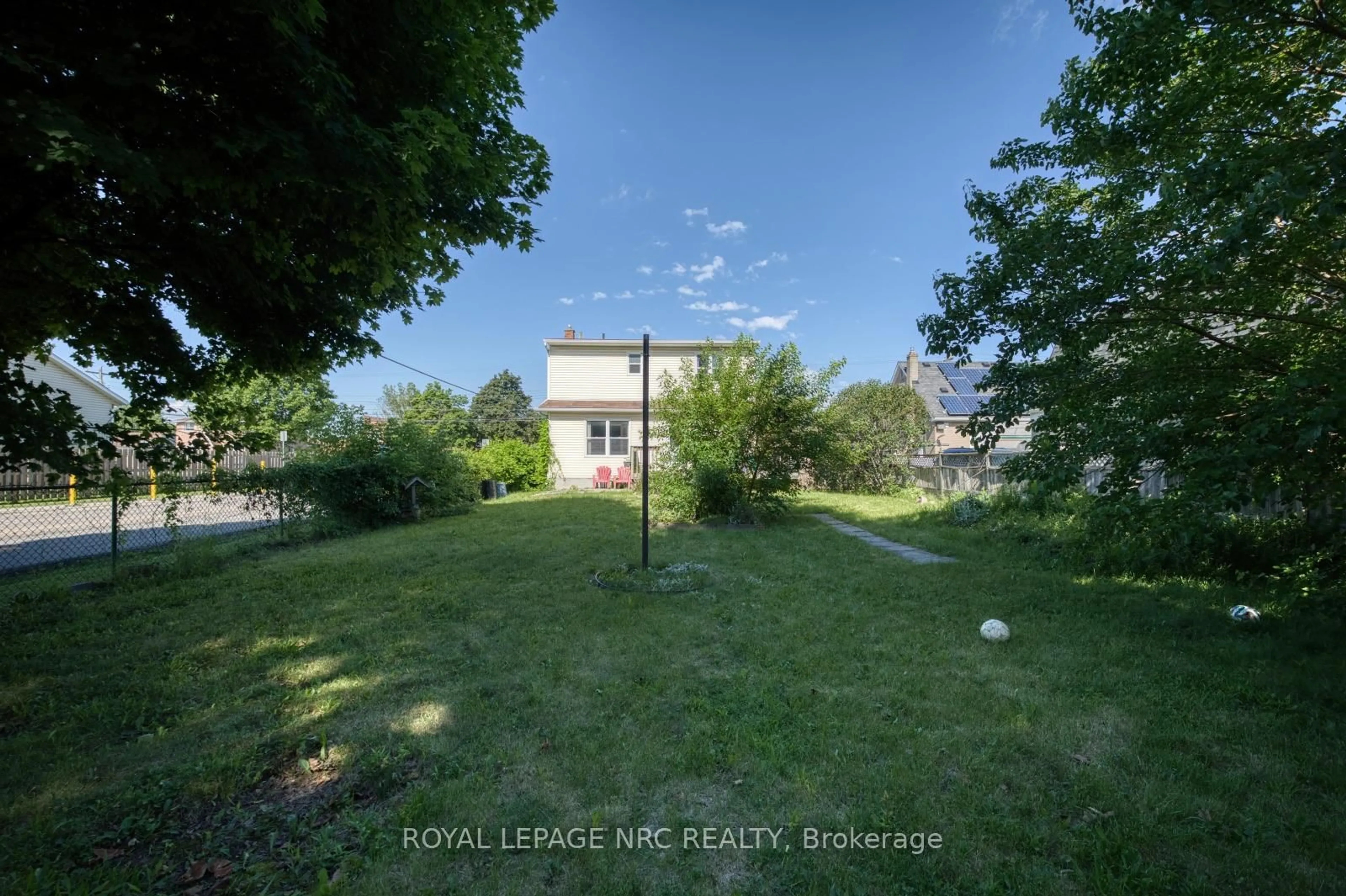 A pic from outside/outdoor area/front of a property/back of a property/a pic from drone, street for 3090 Dorchester Rd, Niagara Falls Ontario L2J 2Z7