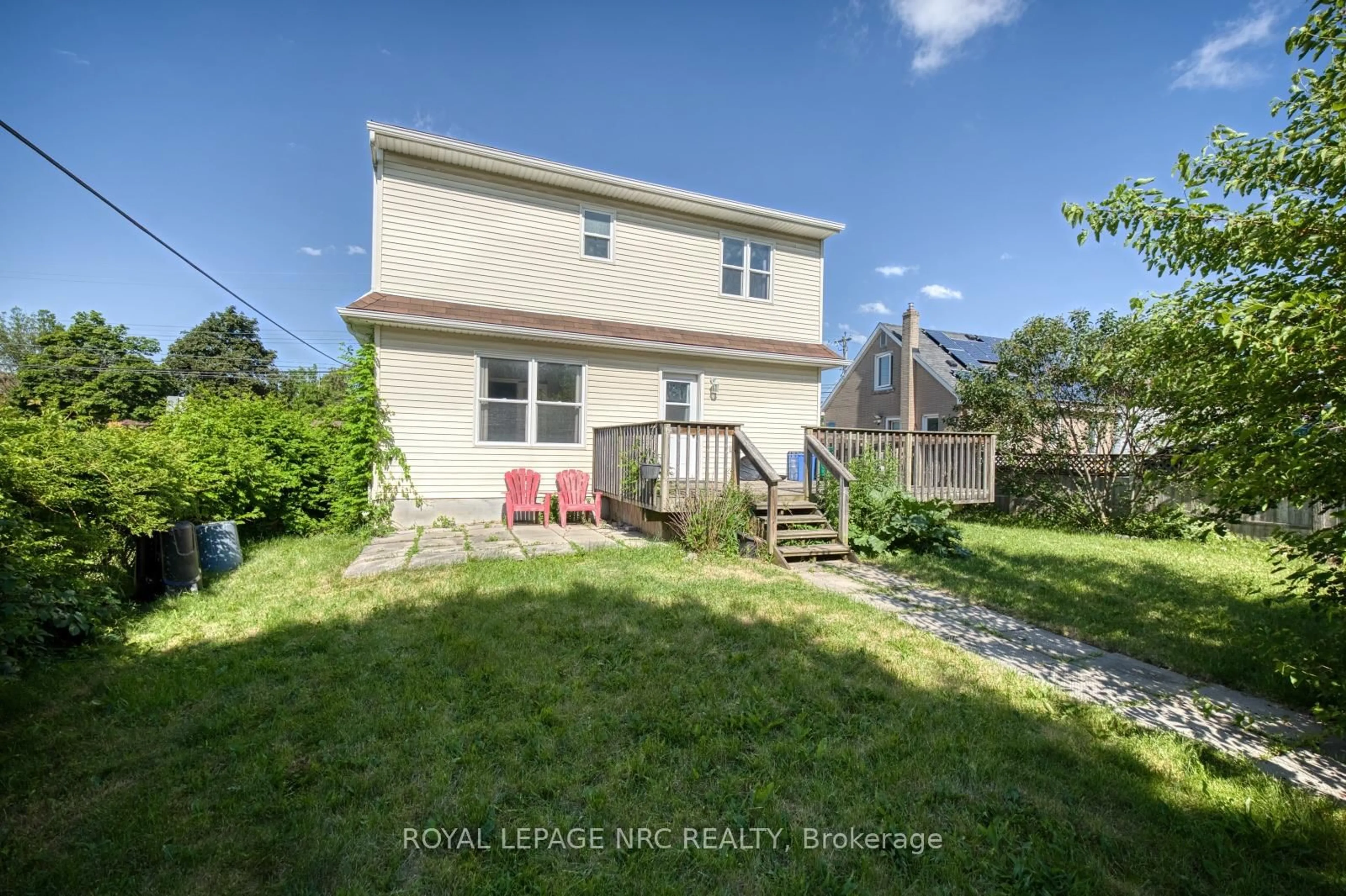 A pic from outside/outdoor area/front of a property/back of a property/a pic from drone, street for 3090 Dorchester Rd, Niagara Falls Ontario L2J 2Z7