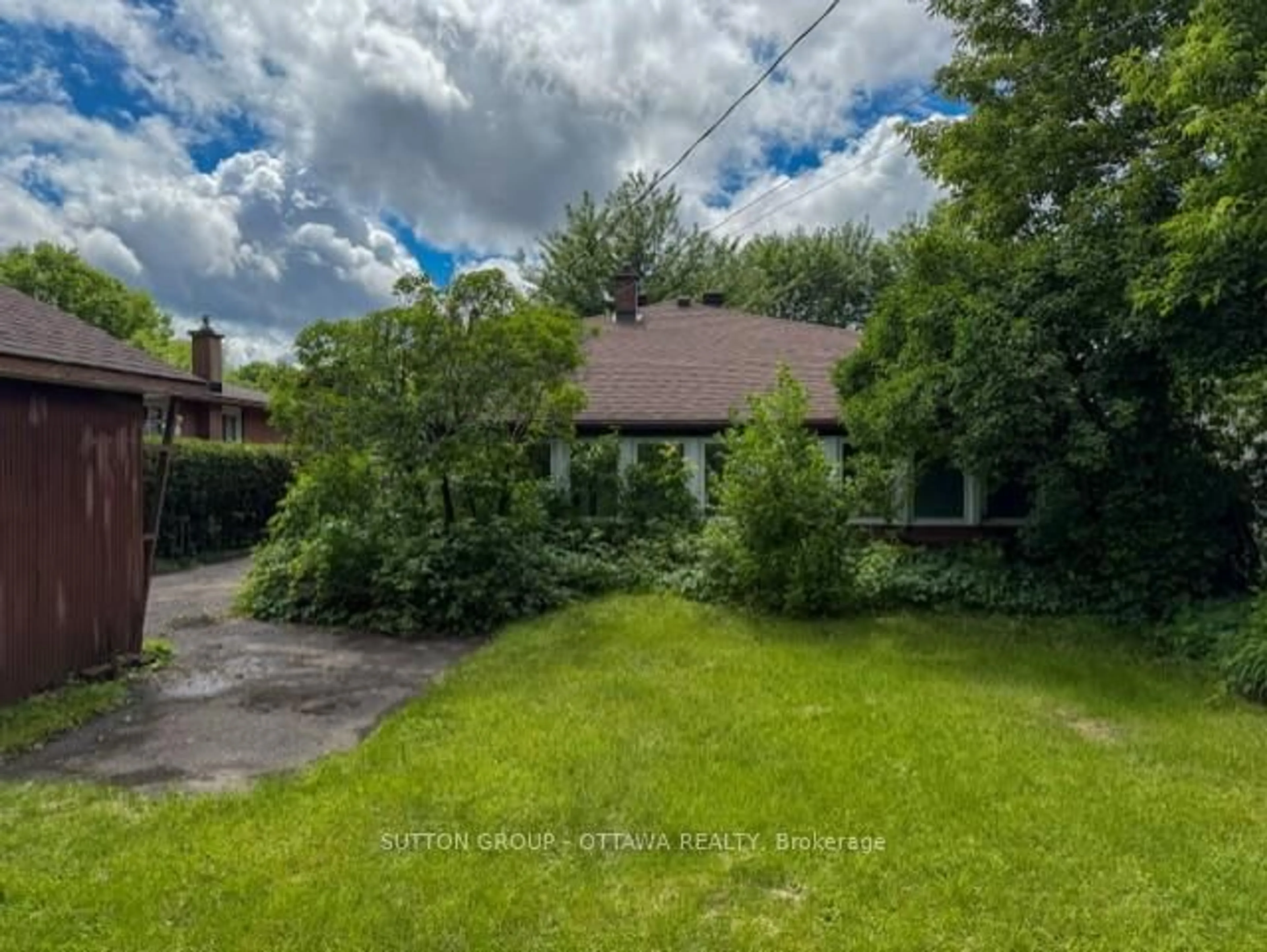 A pic from outside/outdoor area/front of a property/back of a property/a pic from drone, street for 767 Claude St, Ottawa Ontario K1K 2S1