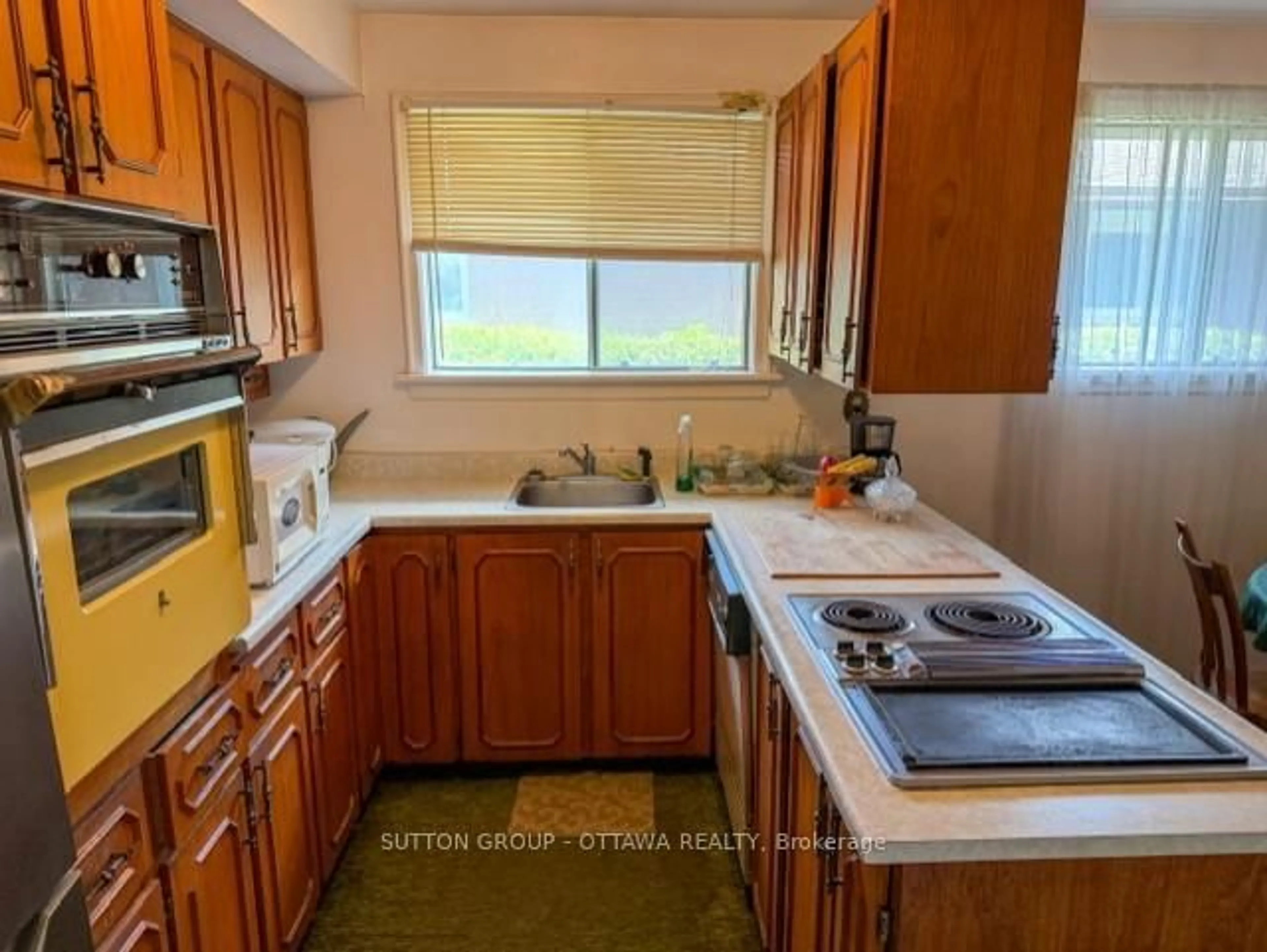 Standard kitchen, unknown for 767 Claude St, Ottawa Ontario K1K 2S1