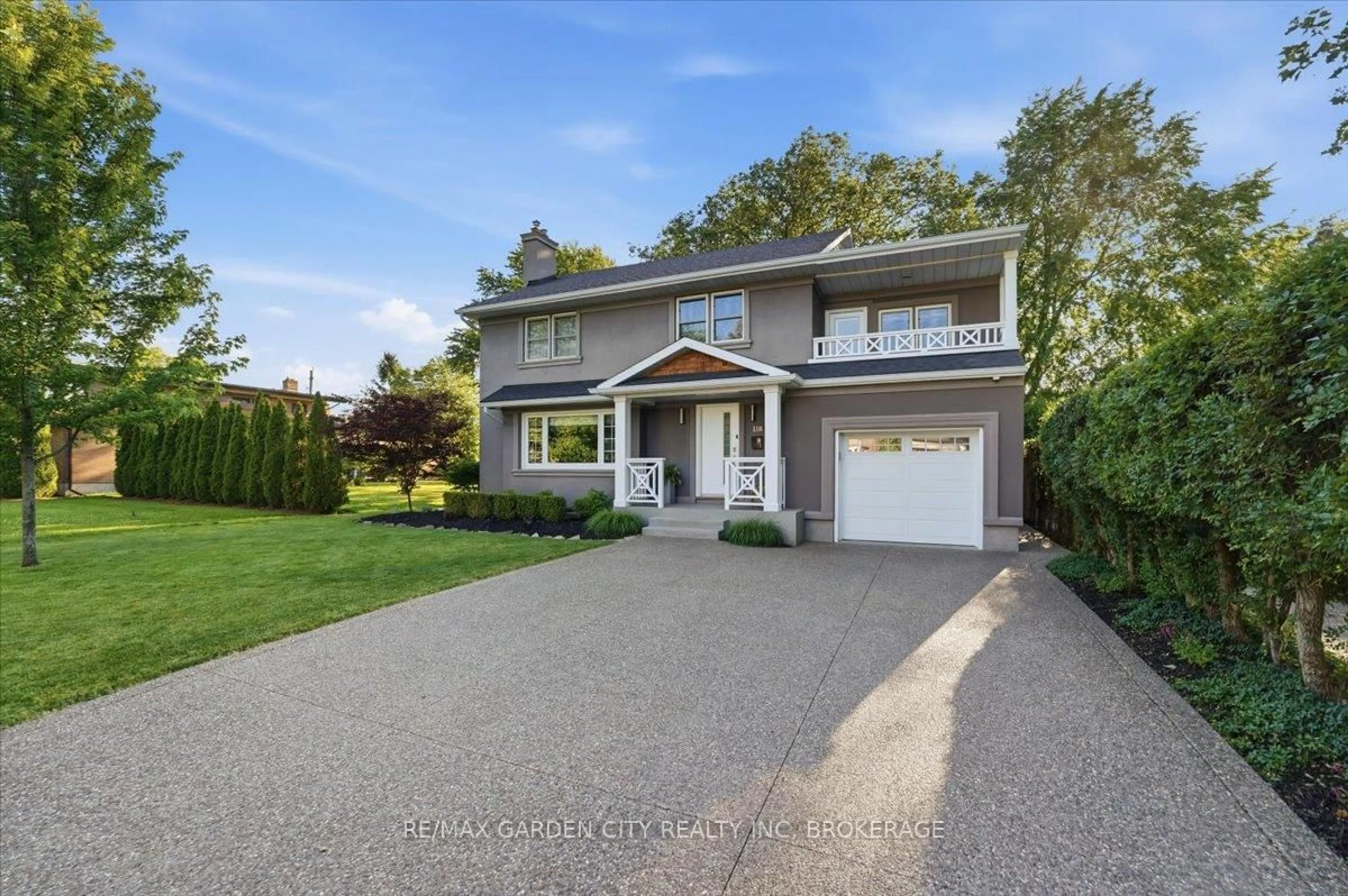 Home with vinyl exterior material, street for 118 Riverdale Dr, St. Catharines Ontario L2R 4C2