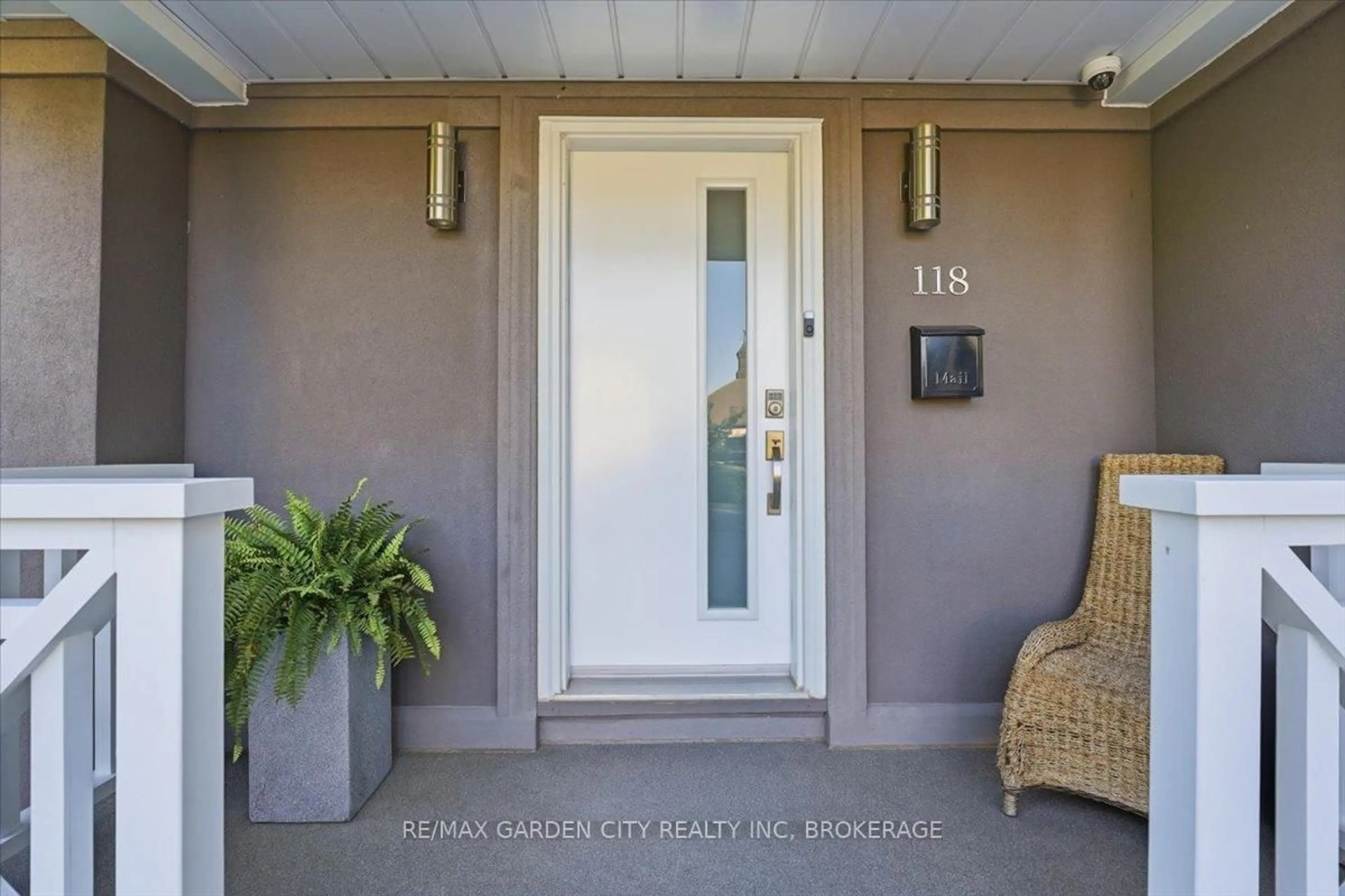 Indoor entryway for 118 Riverdale Dr, St. Catharines Ontario L2R 4C2