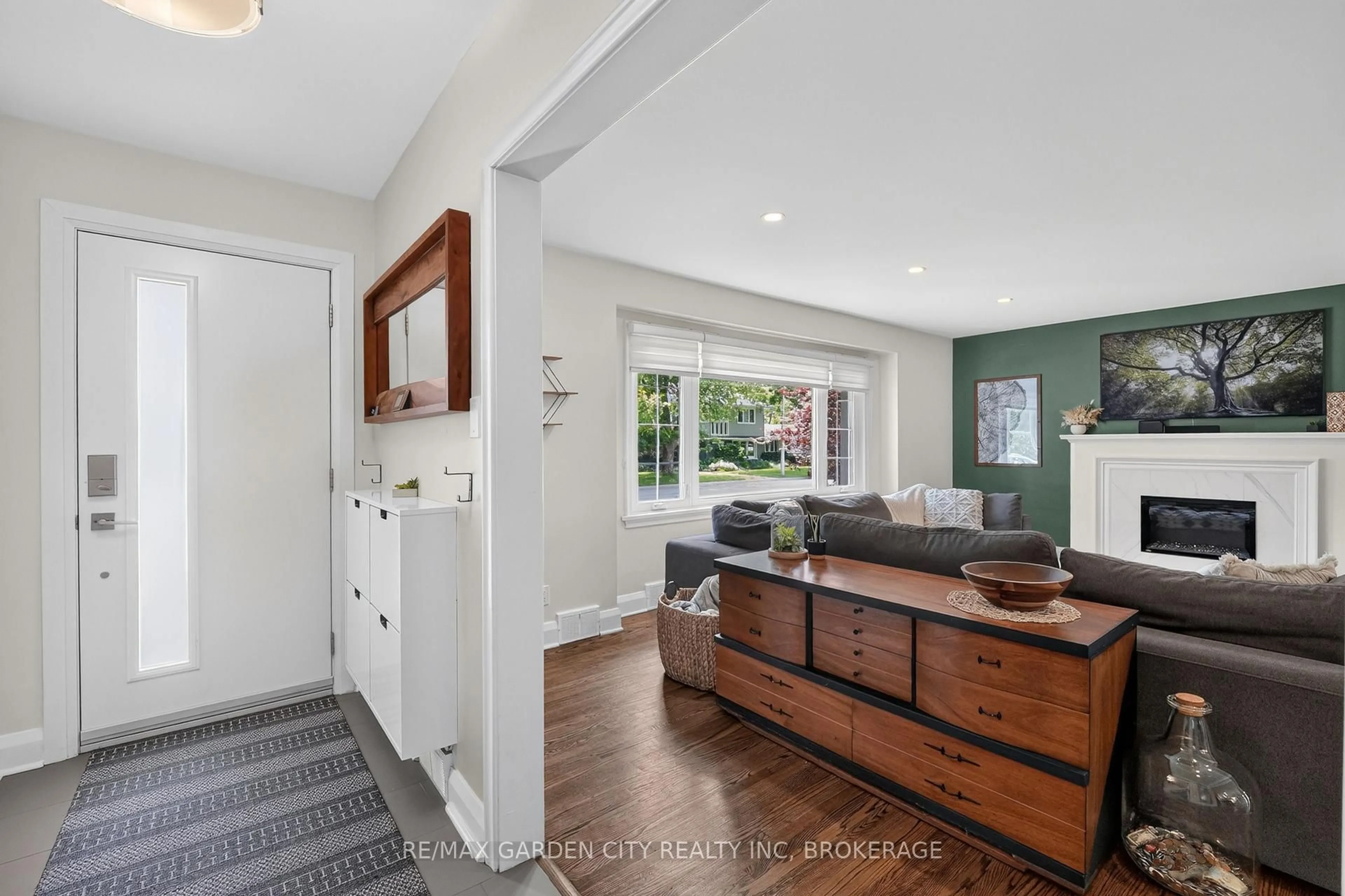 Indoor entryway for 118 Riverdale Dr, St. Catharines Ontario L2R 4C2