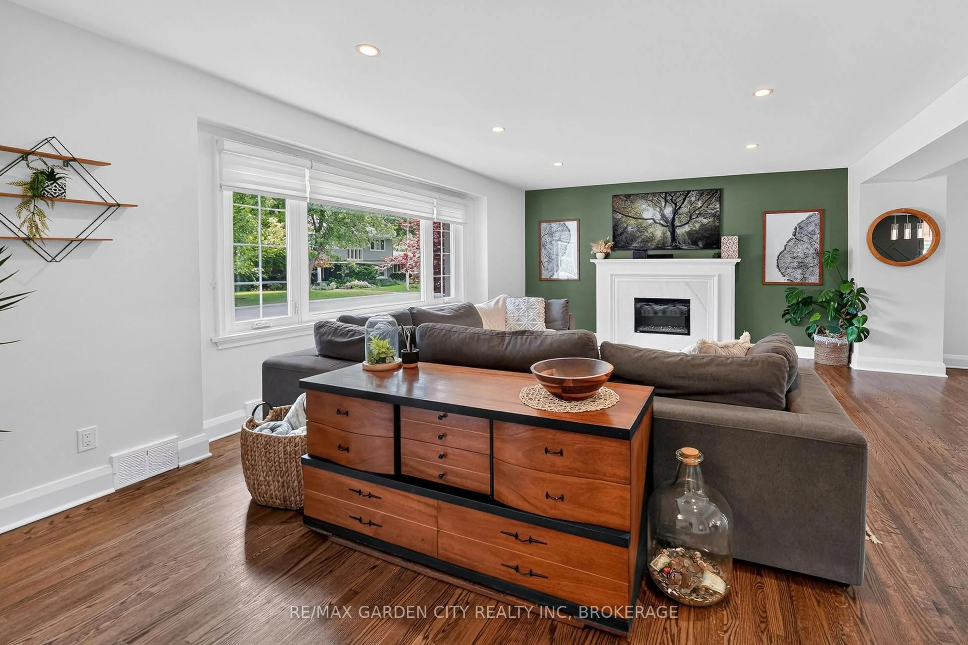 Living room with furniture, wood/laminate floor for 118 Riverdale Dr, St. Catharines Ontario L2R 4C2