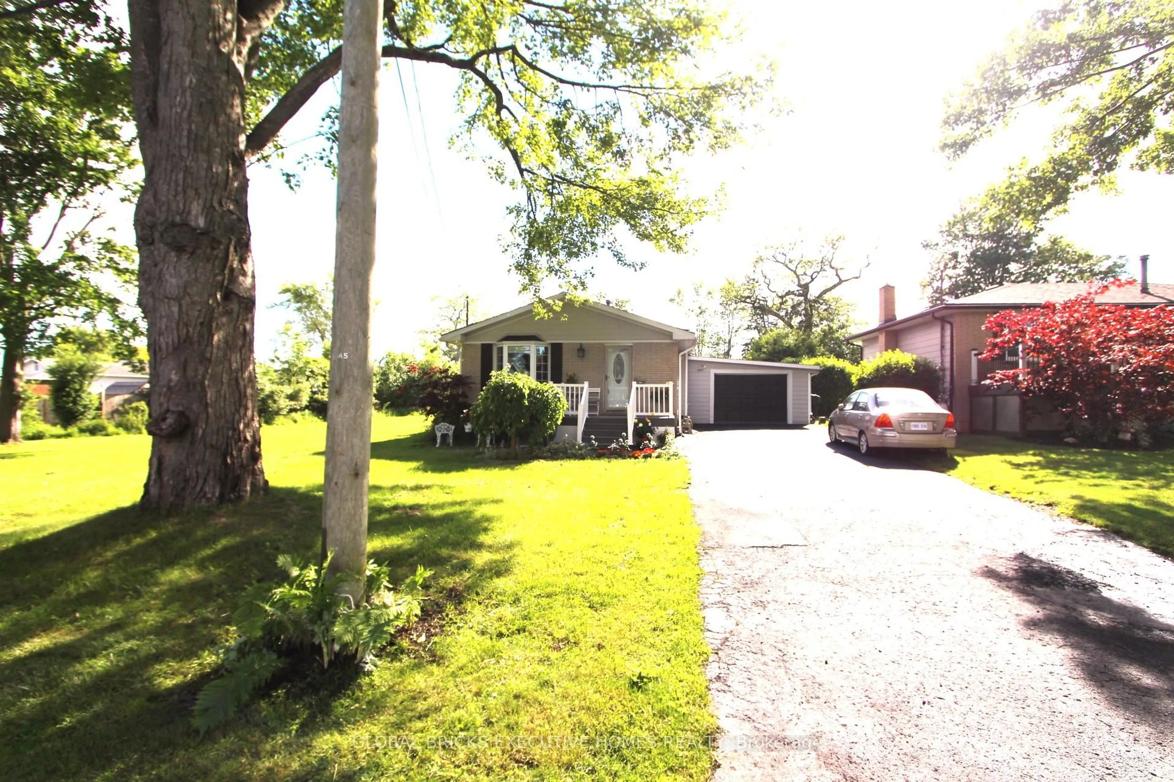 A pic from outside/outdoor area/front of a property/back of a property/a pic from drone, street for 45 Albert St, Fort Erie Ontario L2A 5K9