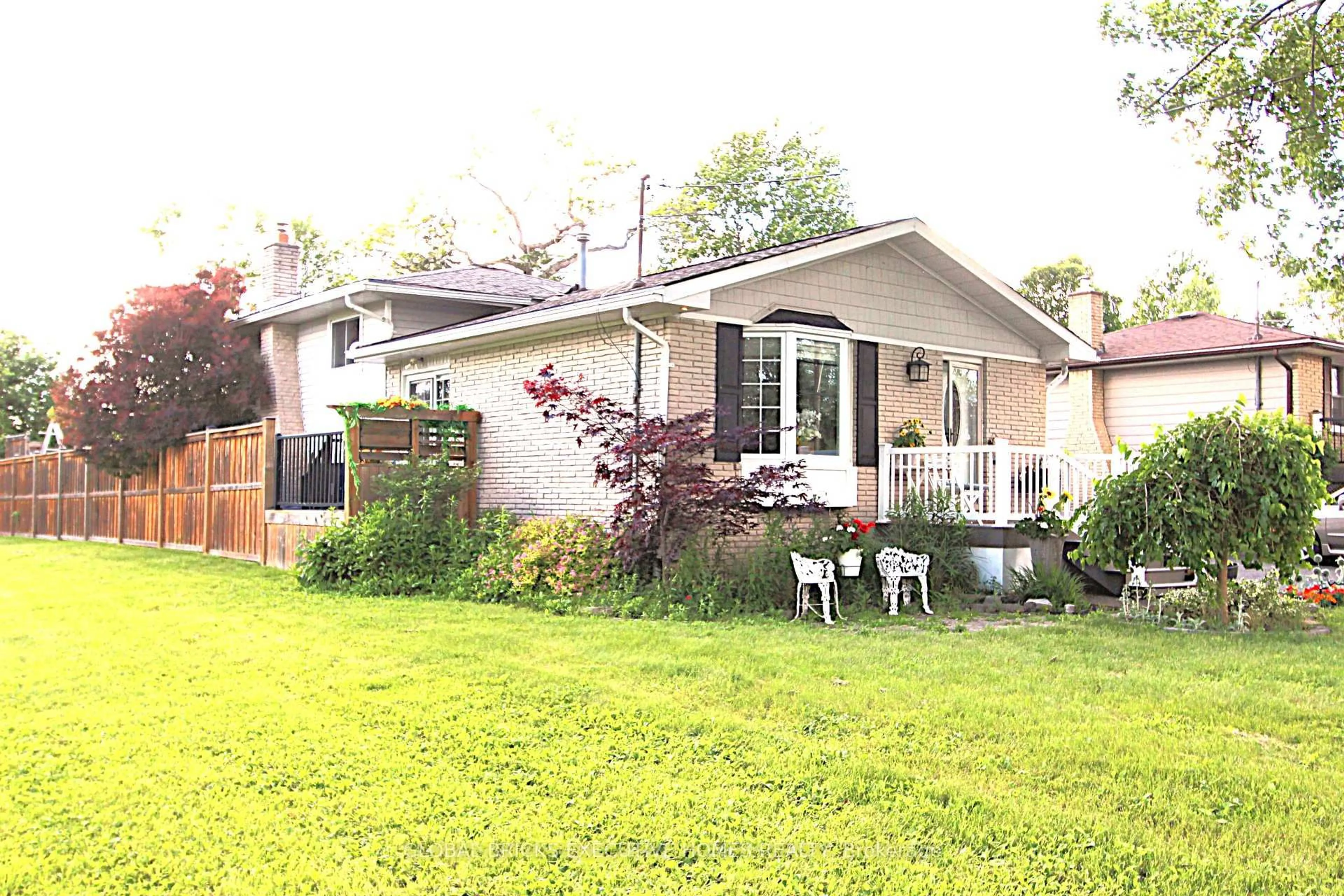 Patio, street for 45 Albert St, Fort Erie Ontario L2A 5K9