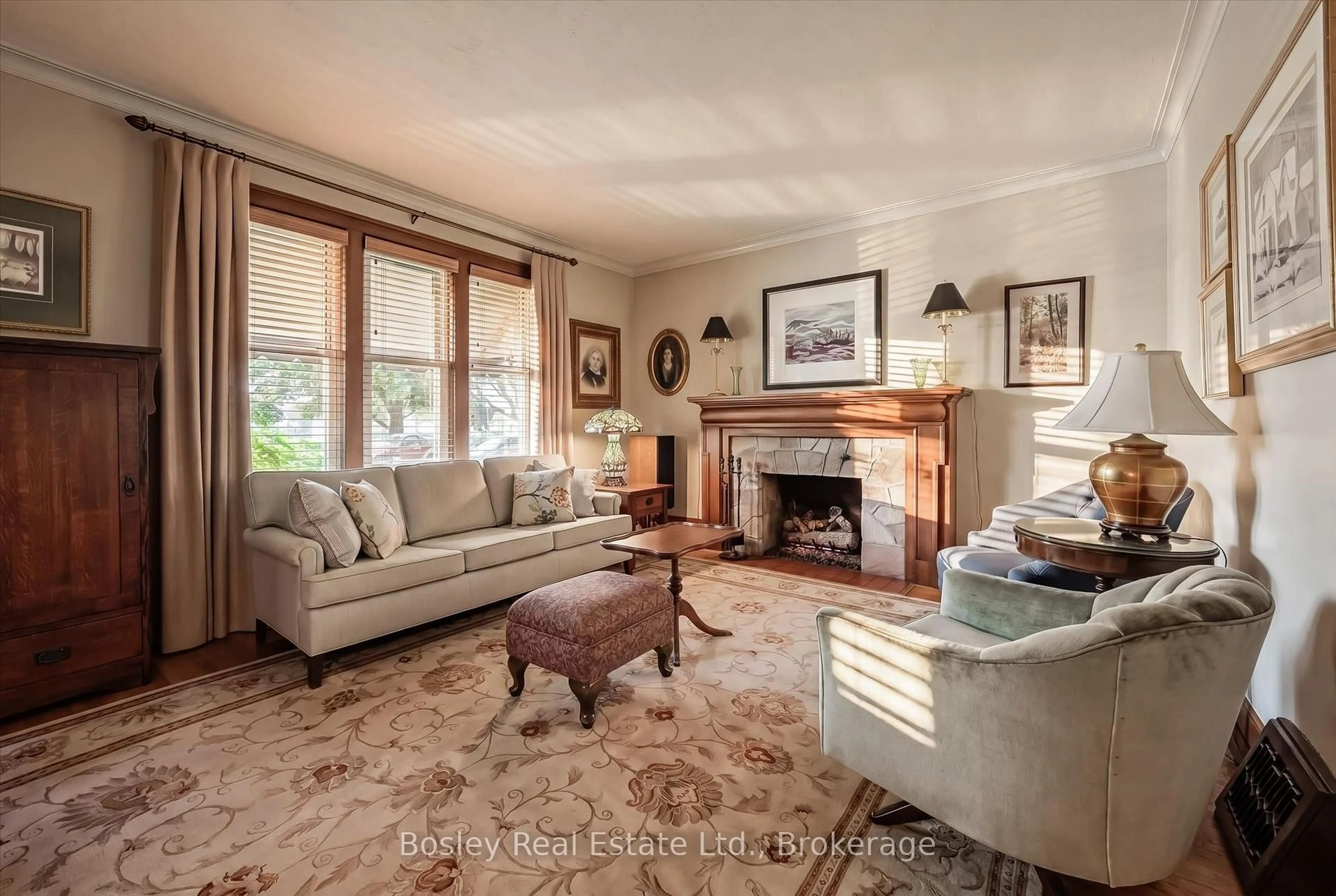 Living room with furniture, unknown for 168 Lydia St, Kitchener Ontario N2H 1W1